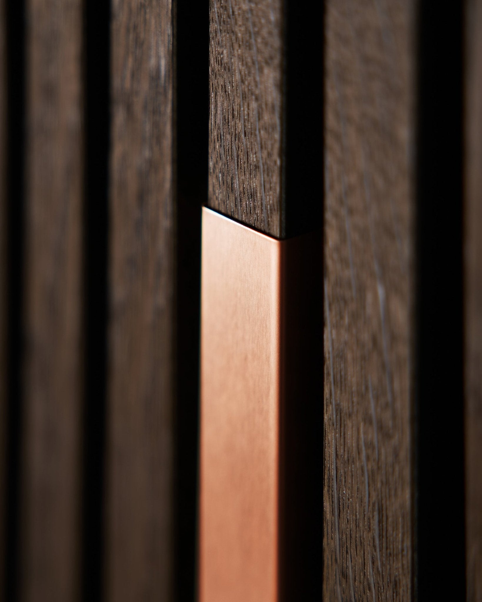 Primer plano de WoodUpp Akupanel Liva | Cover en Copper, 60 cm, que muestra lamas acústicas de madera vertical con un detalle copper para aportar textura y contraste.