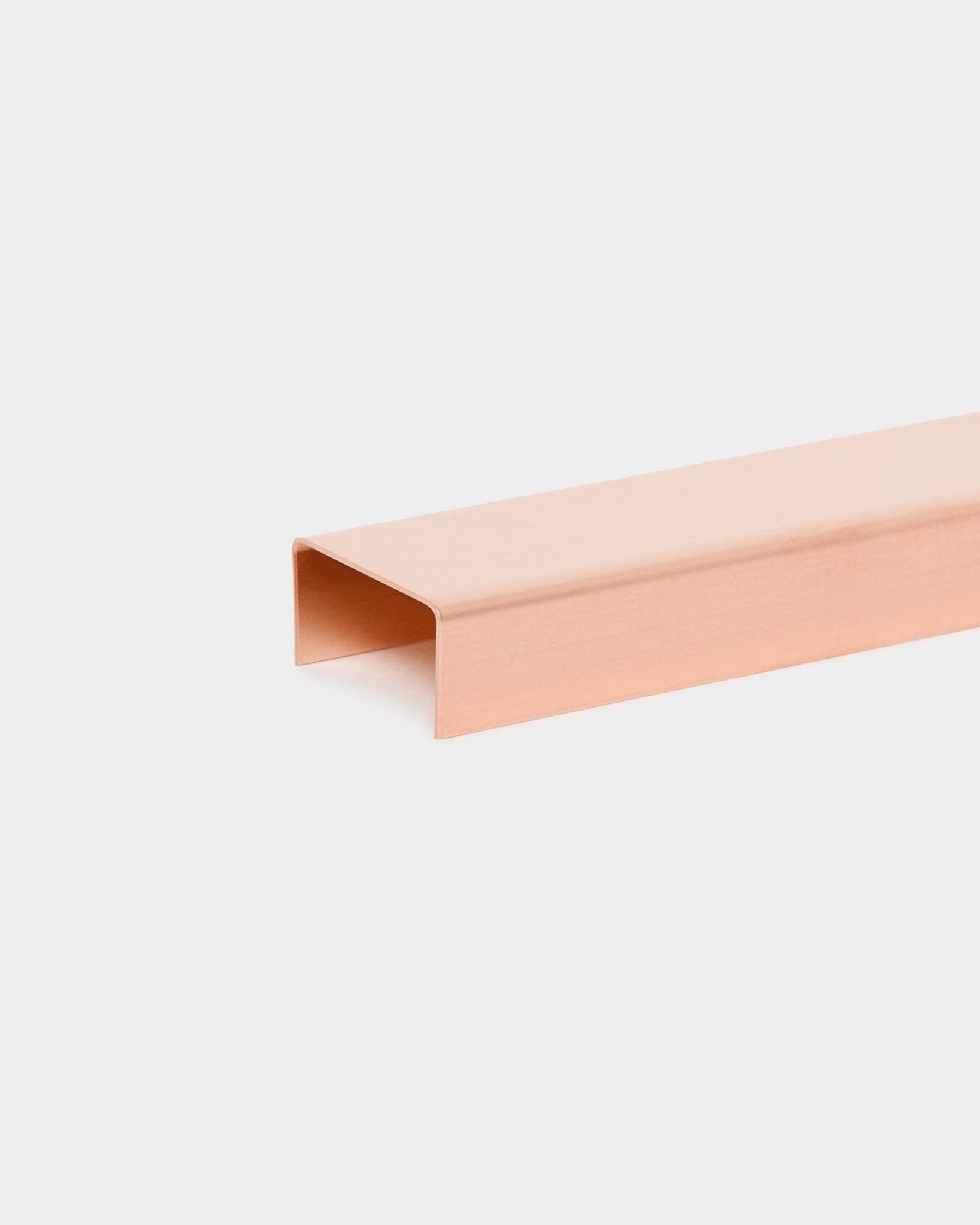 El Liva | Cover / Copper, 60 cm de WoodUpp es un Panel acústico de metal copper-colored diseñado para usarse como acento decorativo en paredes blancas.