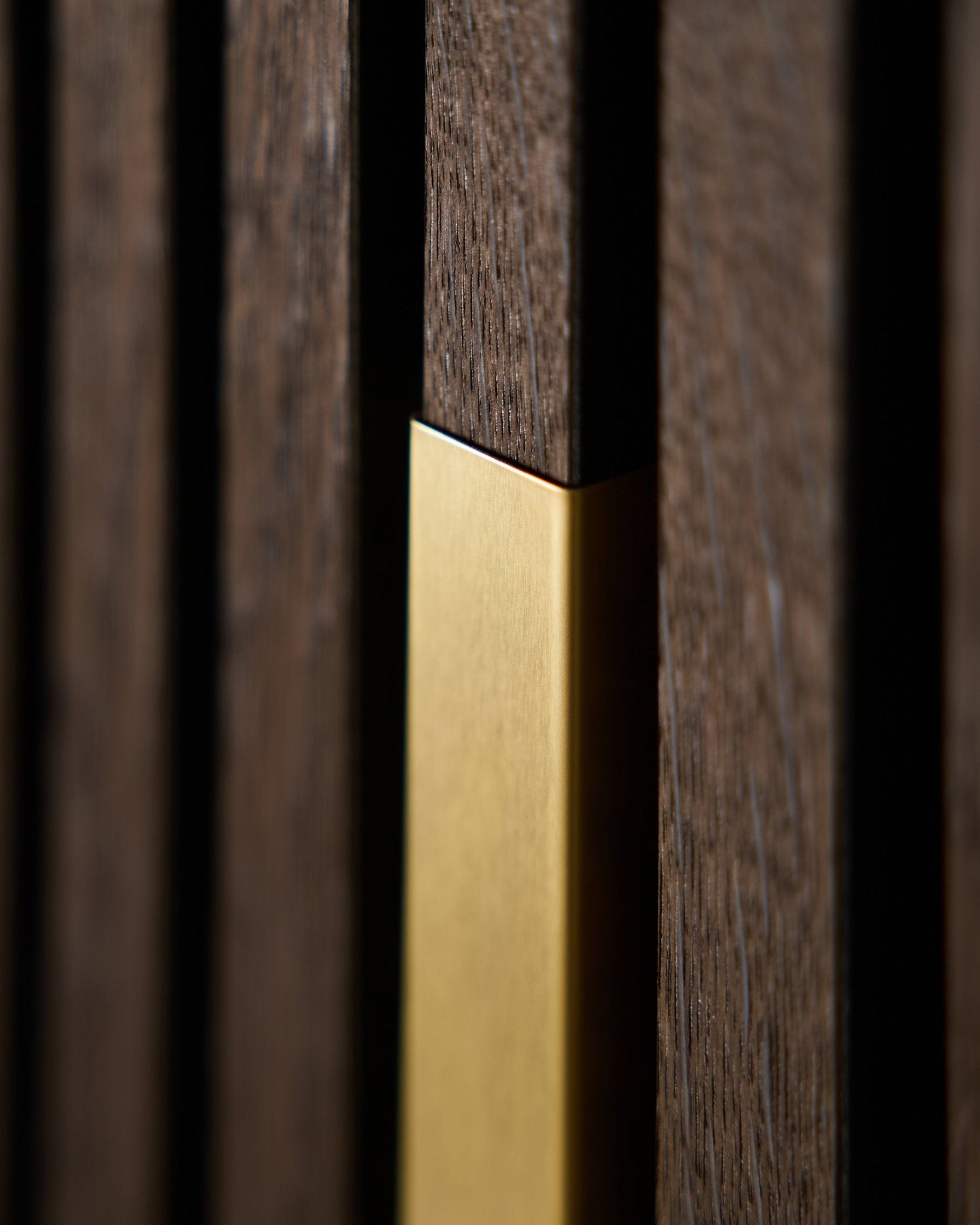 Primer plano de WoodUpp Liva | Cover / Brass, 120 cm: un Panel acústico vertical con acabado dorado mate, diseñado para aplicaciones decorativas de pared.