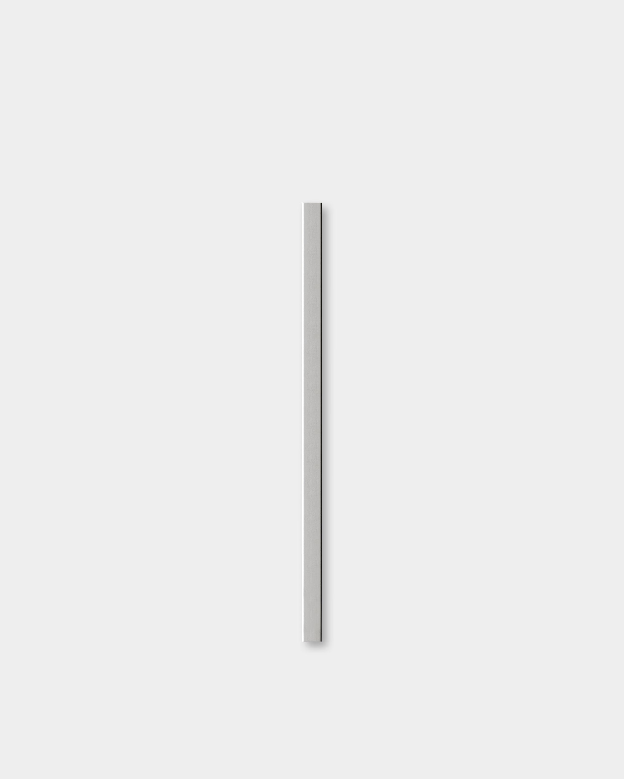 El Liva | Cover en steel pulido (60 cm) de WoodUpp sobre un fondo gris claro, que resalta su diseño Panel acústico nórdico y minimalista.