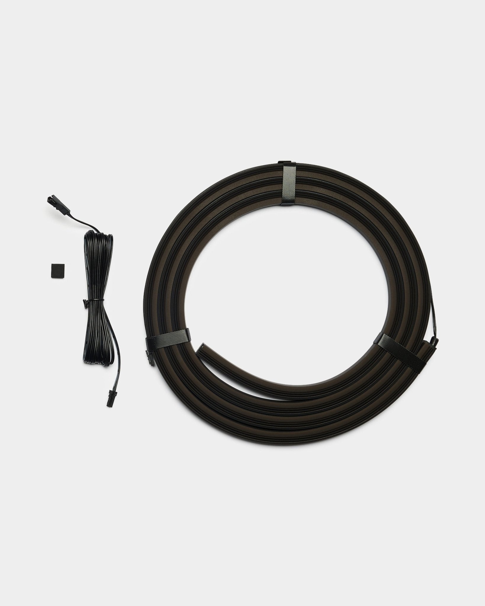 Tira LED Lumi de WoodUpp, con dos tiras black de 240 cm con conectores y un componente small; diseñada para integrarse con paneles acústicos, compatible con Philips Hue.