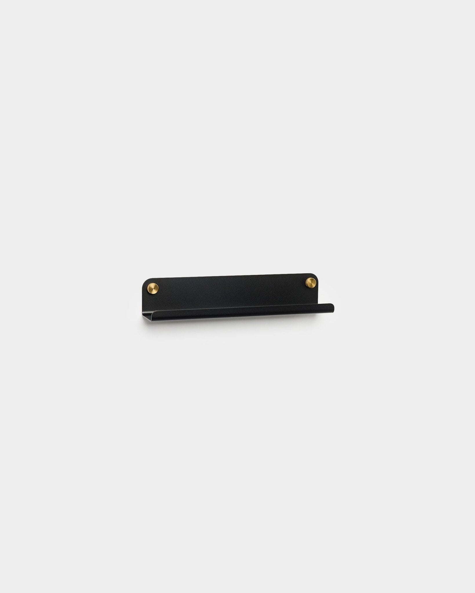 Estante estrecho WoodUpp Norr en black, de 35,9 cm, con dos tornillos de montaje dorados, sobre un fondo gris claro.