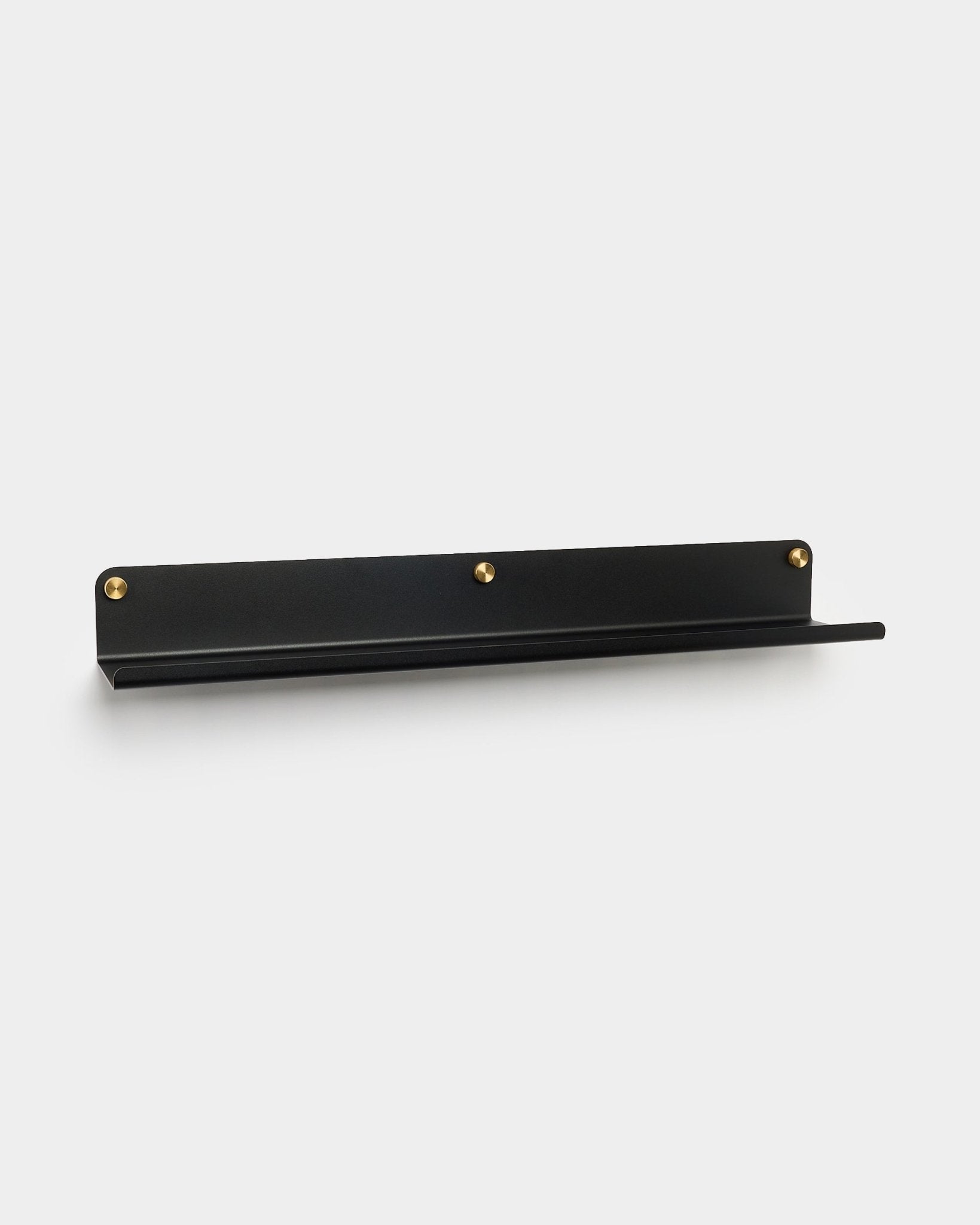 El estante ancho de Norr en black (75,9 cm) de WoodUpp, hecho de steel galvanizado con tres tornillos dorados, accesorio para Akupanel, mostrado sobre un fondo blanco liso.