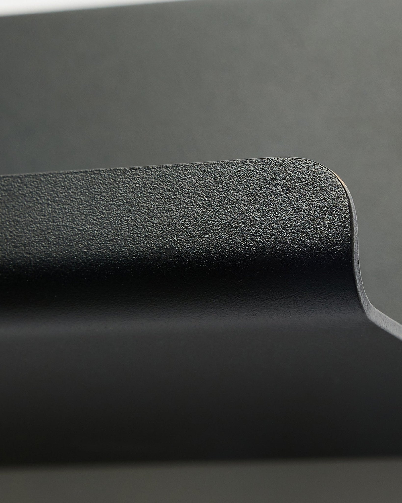 Norr | Estante ancho de WoodUpp en black, 75,9 cm, con un borde curvado y texturizado y un diseño nórdico minimalista sobre un fondo gris liso.