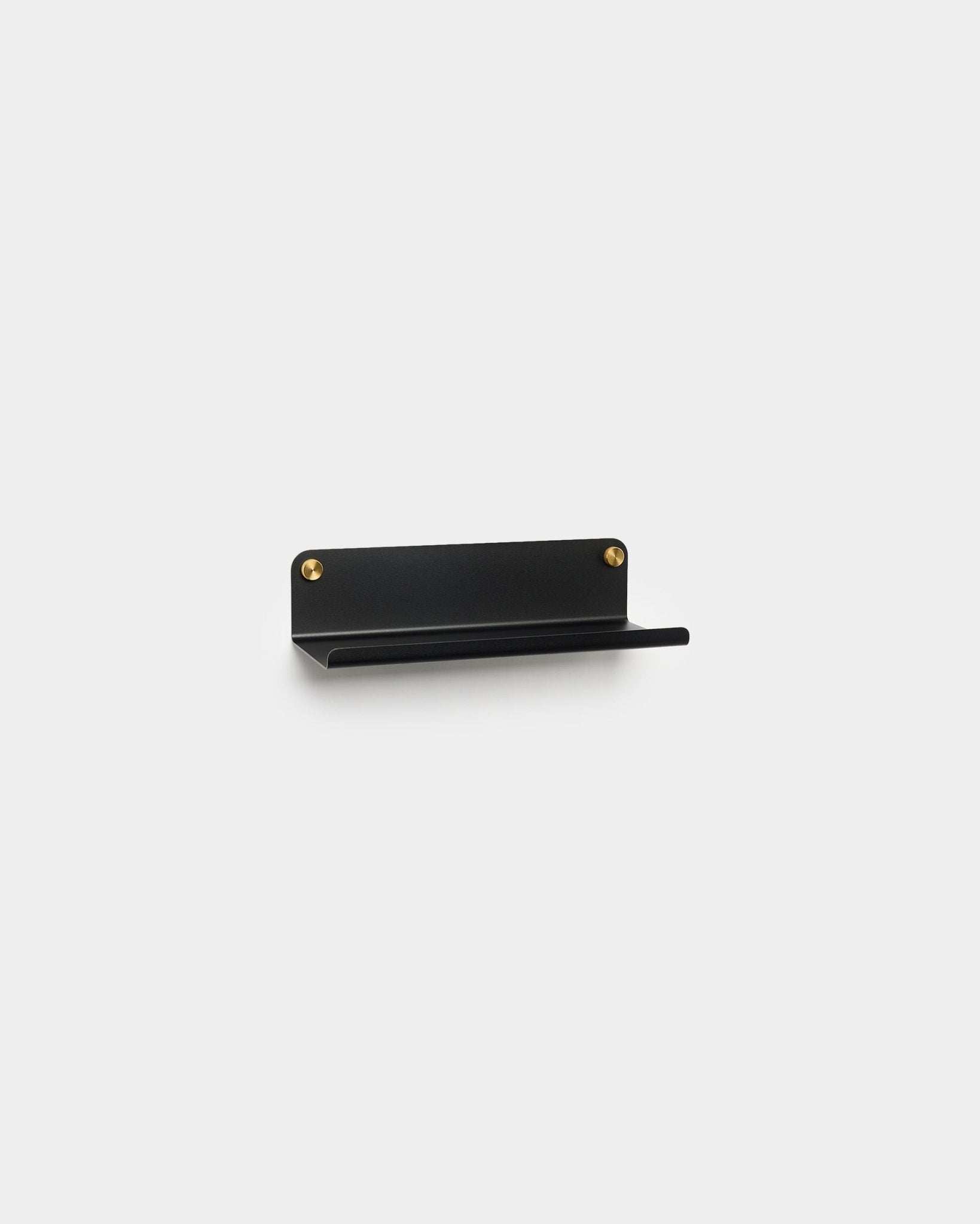 La balda ancha Norr en black de WoodUpp, 35,9 cm, con un diseño nórdico minimalista y dos tornillos brass visibles sobre un fondo blanco liso.