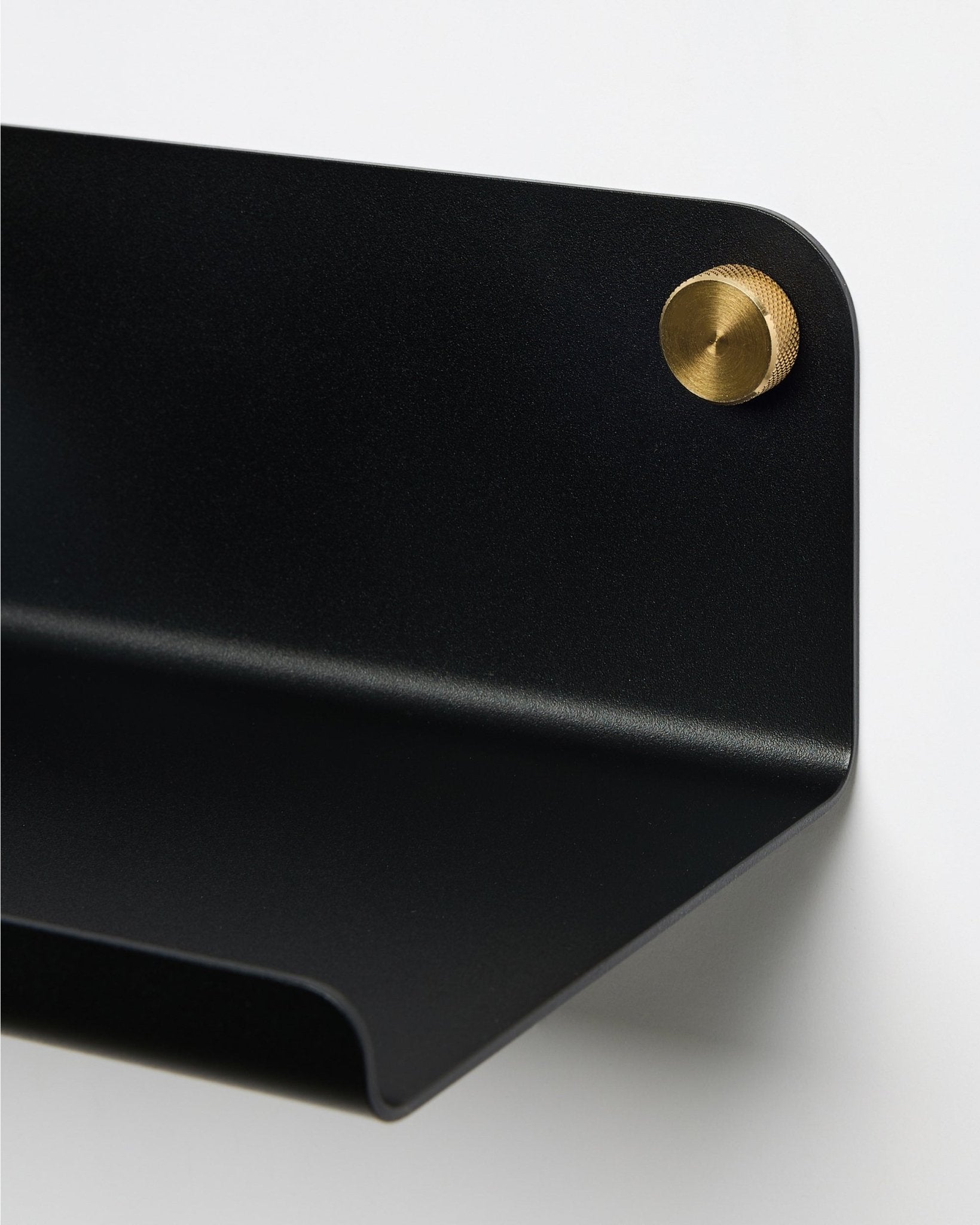 Primer plano de la balda ancha WoodUpp Norr en black, 35,9 cm, con borde curvado, fijada a la pared con un tornillo redondo brass. Diseño nórdico minimalista.