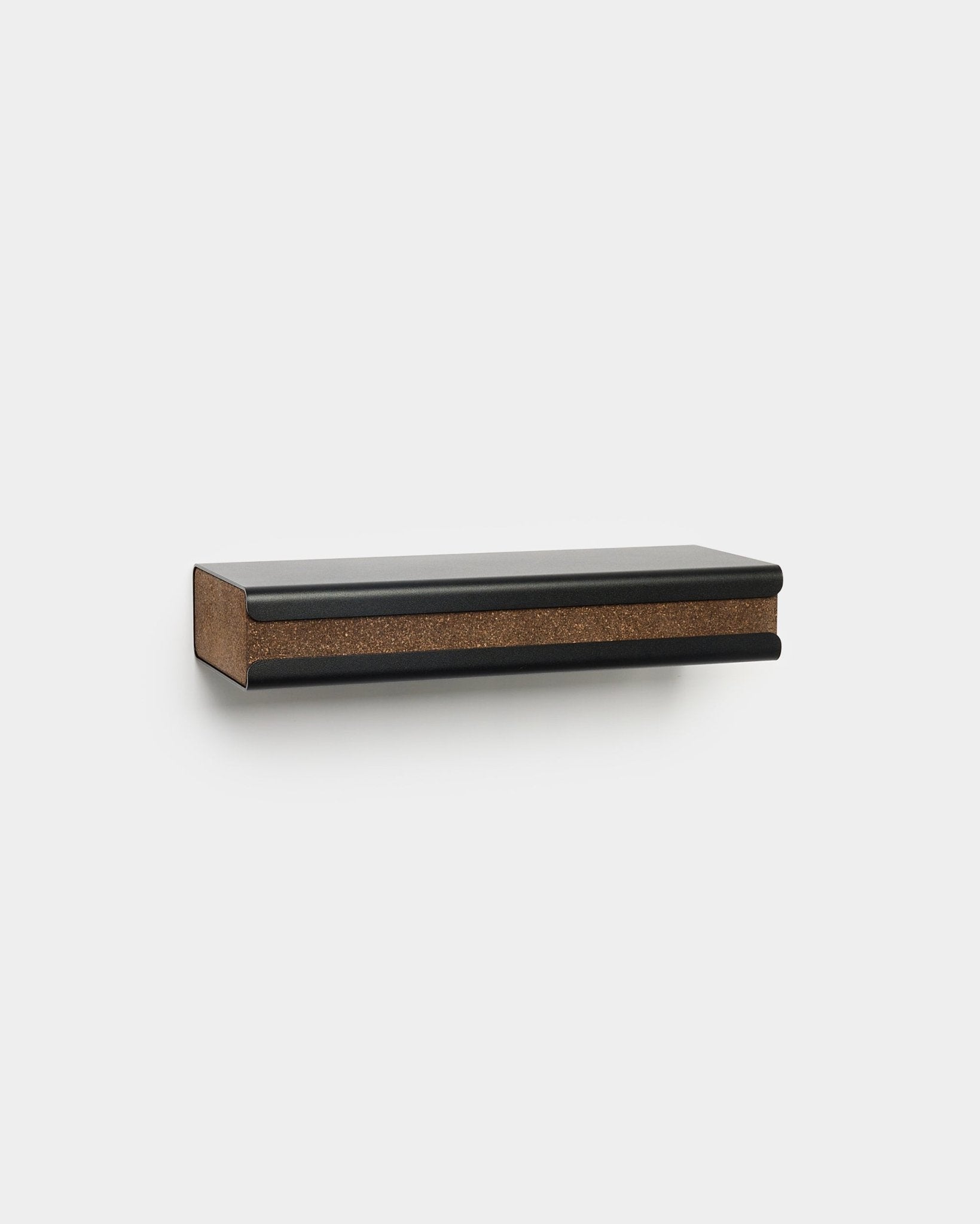 Norr Key Tray de WoodUpp, una balda auxiliar nórdica minimalista en black con cajón de apertura por presión y tira de corcho ahumado, de 35,9 cm de ancho.