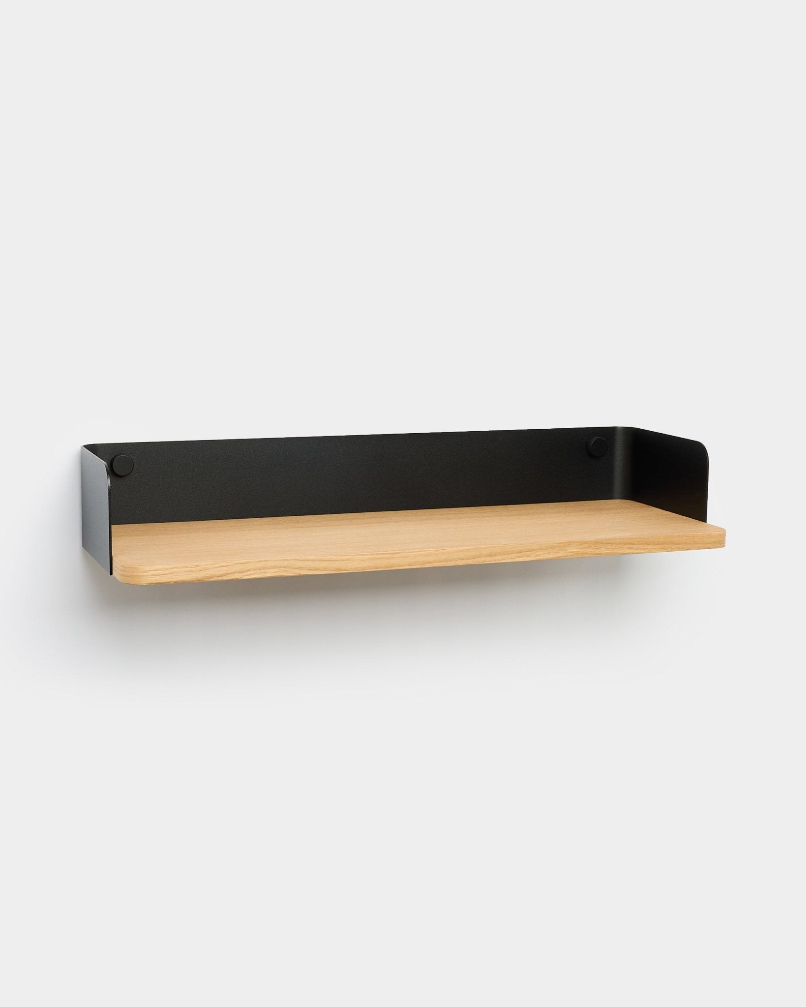 Estantería Linn de WoodUpp con base de madera clara y laterales de metal black, diseñada en un estilo nórdico minimalista para complementar interiores modernos.