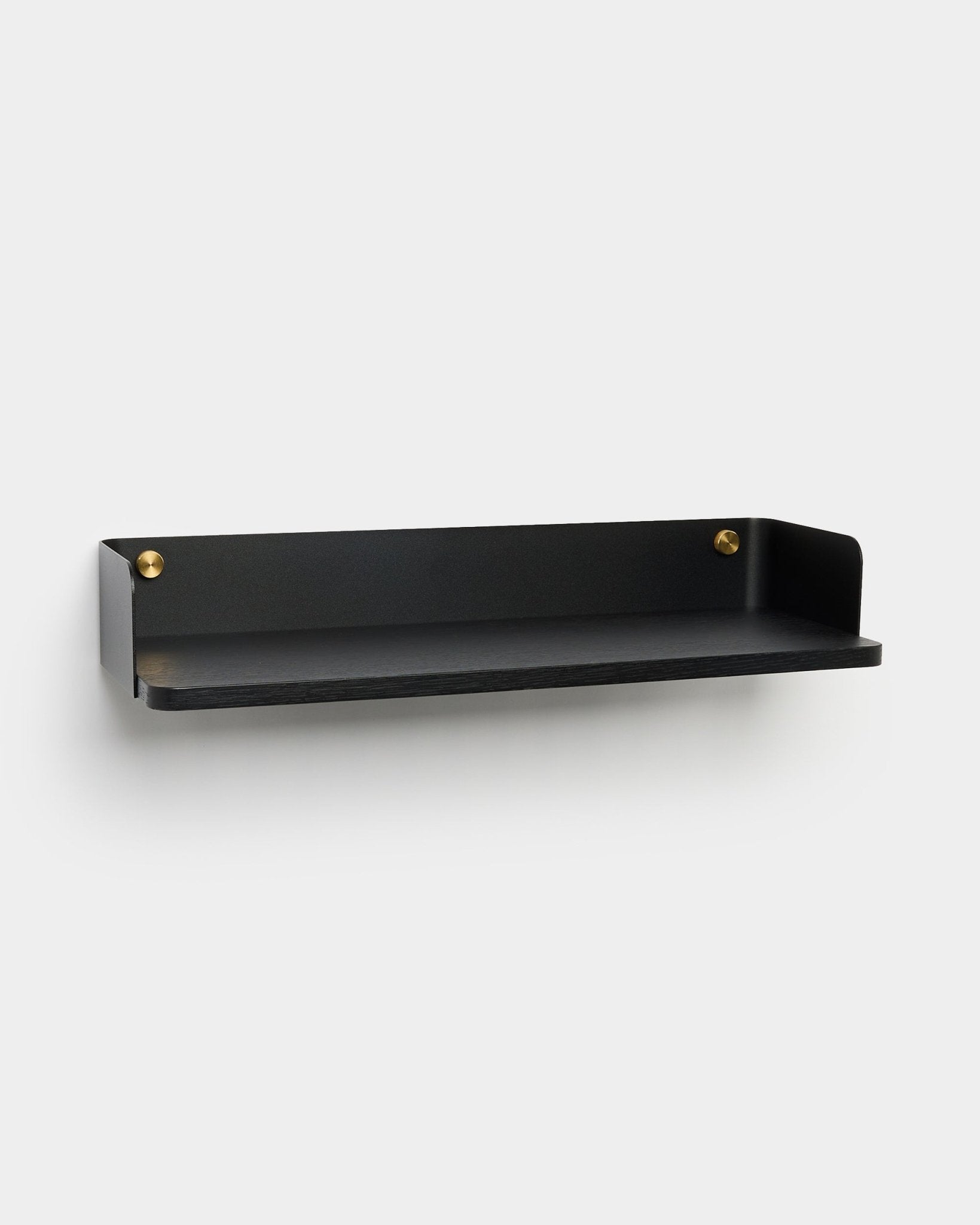 La estantería Linn de WoodUpp, una marca danesa, está fabricada en metal black con laterales elevados y tornillos dorados, pensada para soluciones de almacenamiento modernas.