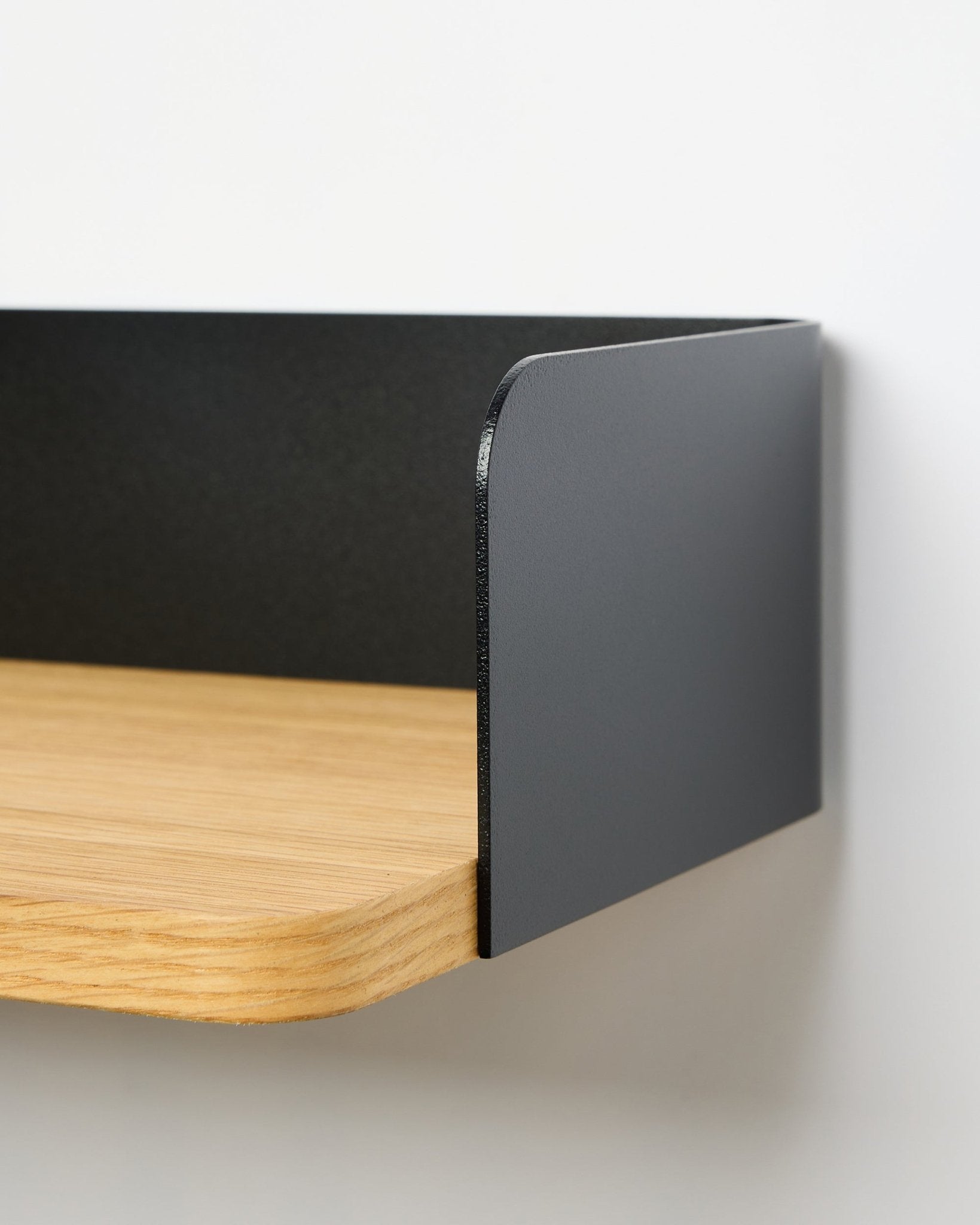 Primer plano de la estantería WoodUpp Linn en Natural Oak, de 39,9 cm de ancho, con un lateral metálico black; estante sin taladro sobre fondo blanco.