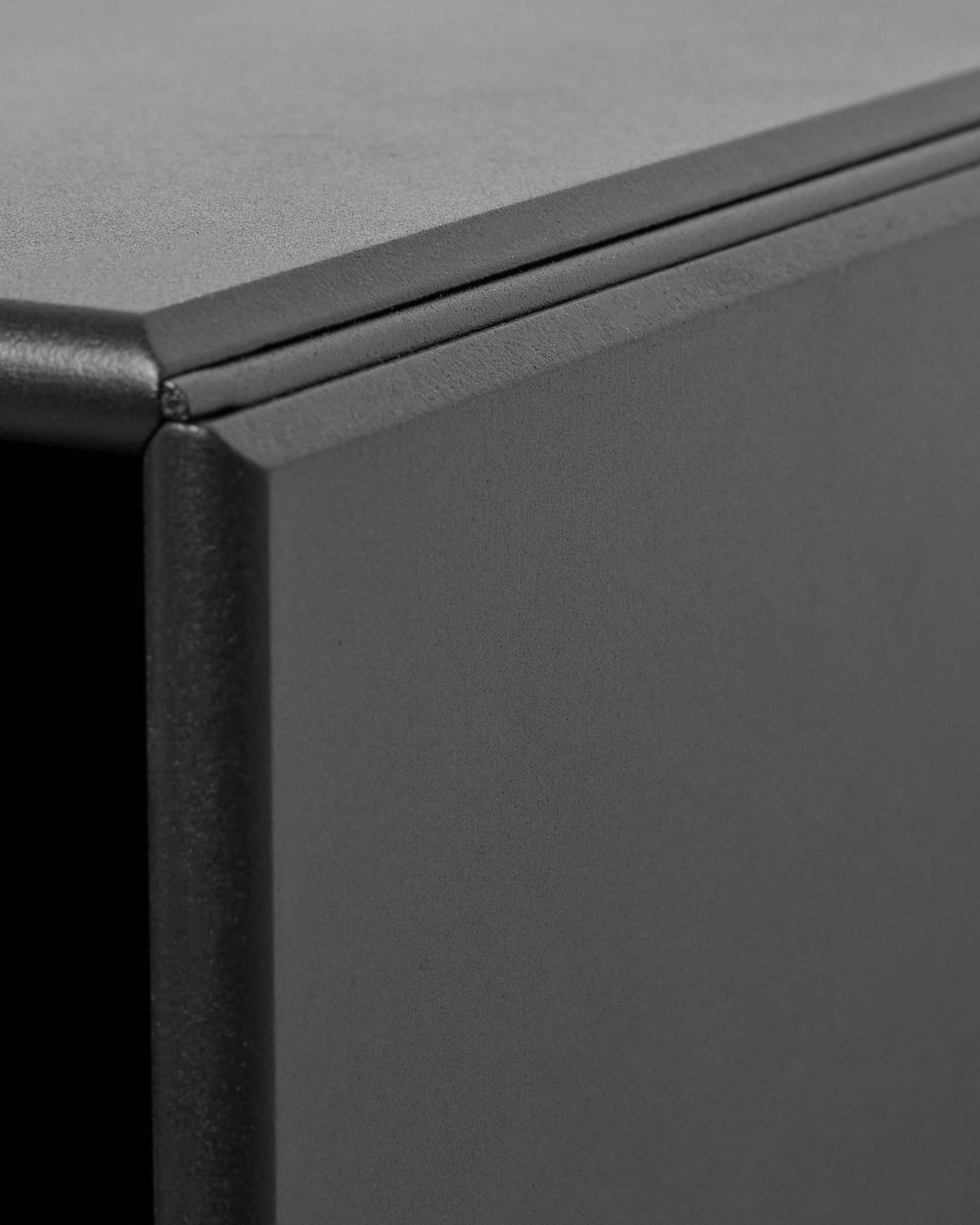 Primer plano del armario abierto WoodUpp Arka en negro, en el que se aprecia la junta de esquina bien definida; diseñado como mueble de almacenamiento modular para complementar las colecciones de paneles acústicos nórdicos.