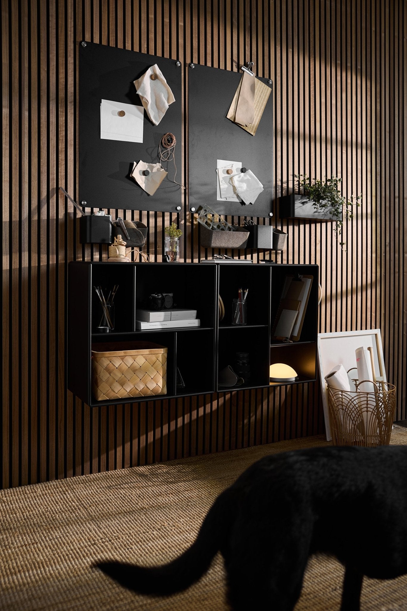 El armario abierto «Arka» de WoodUpp, en color negro, ofrece un sistema de almacenamiento modular con diseño danés, ideal para complementar interiores nórdicos y paneles acústicos de madera.