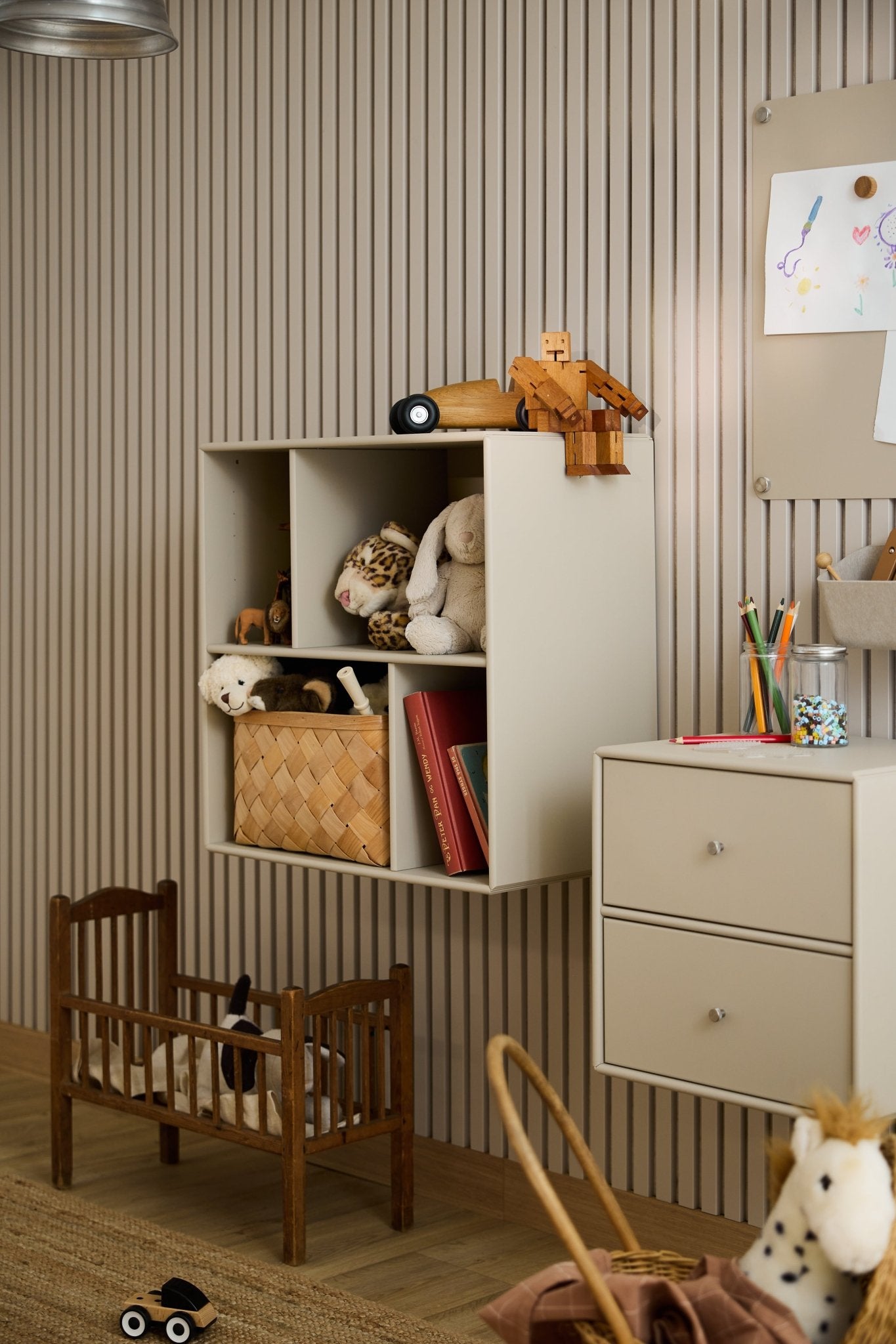Habitación infantil con la estantería abierta Arka de WoodUpp, con estantes de color beige que permiten organizar los juguetes y con toques de diseño nórdico.