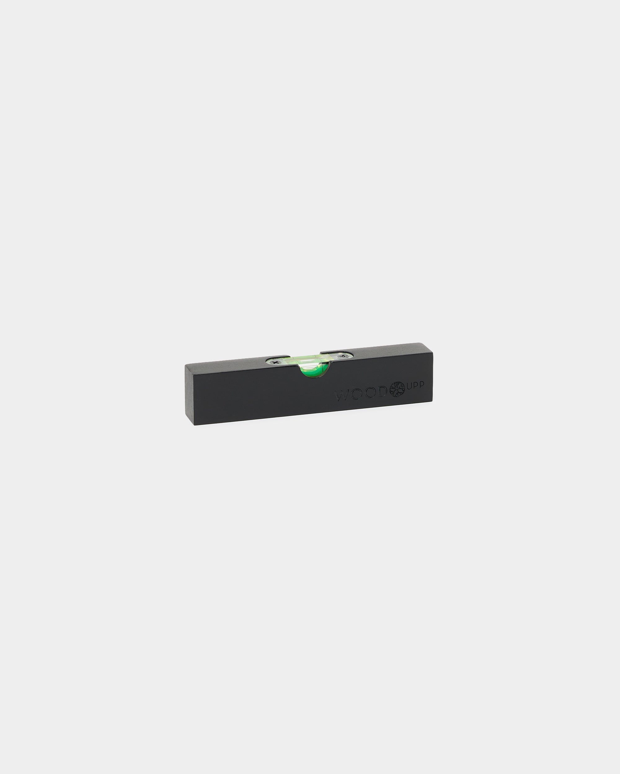 Black nivel de burbuja WoodUpp (15 x 3,2 cm) con vial verde, diseñado para una instalación precisa de Akupanel u otros paneles acústicos y accesorios de WoodUpp.