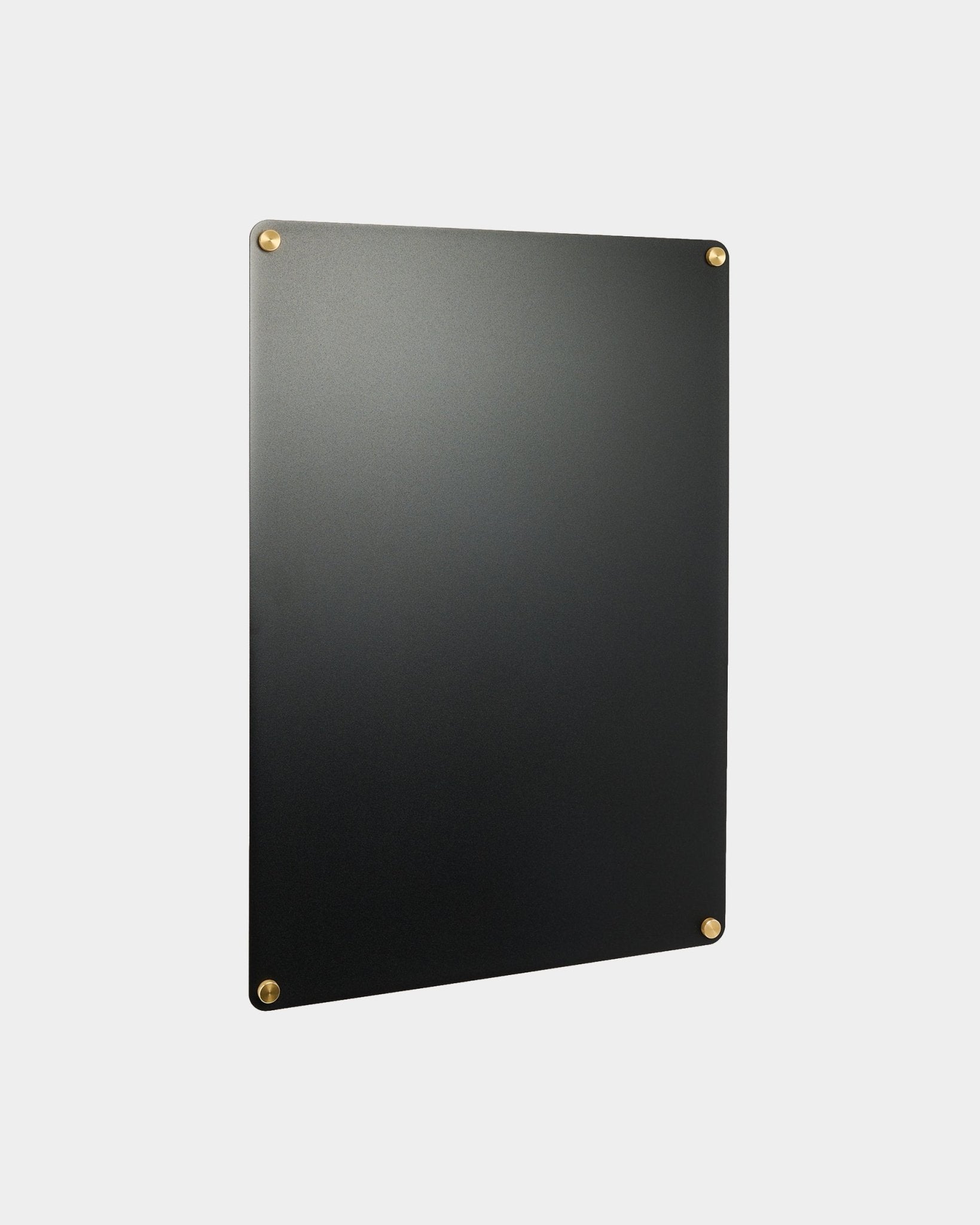 Large black Norr Tablero magnético de WoodUpp, parte de su colección de accesorios CREATE, montado en una pared gris claro.