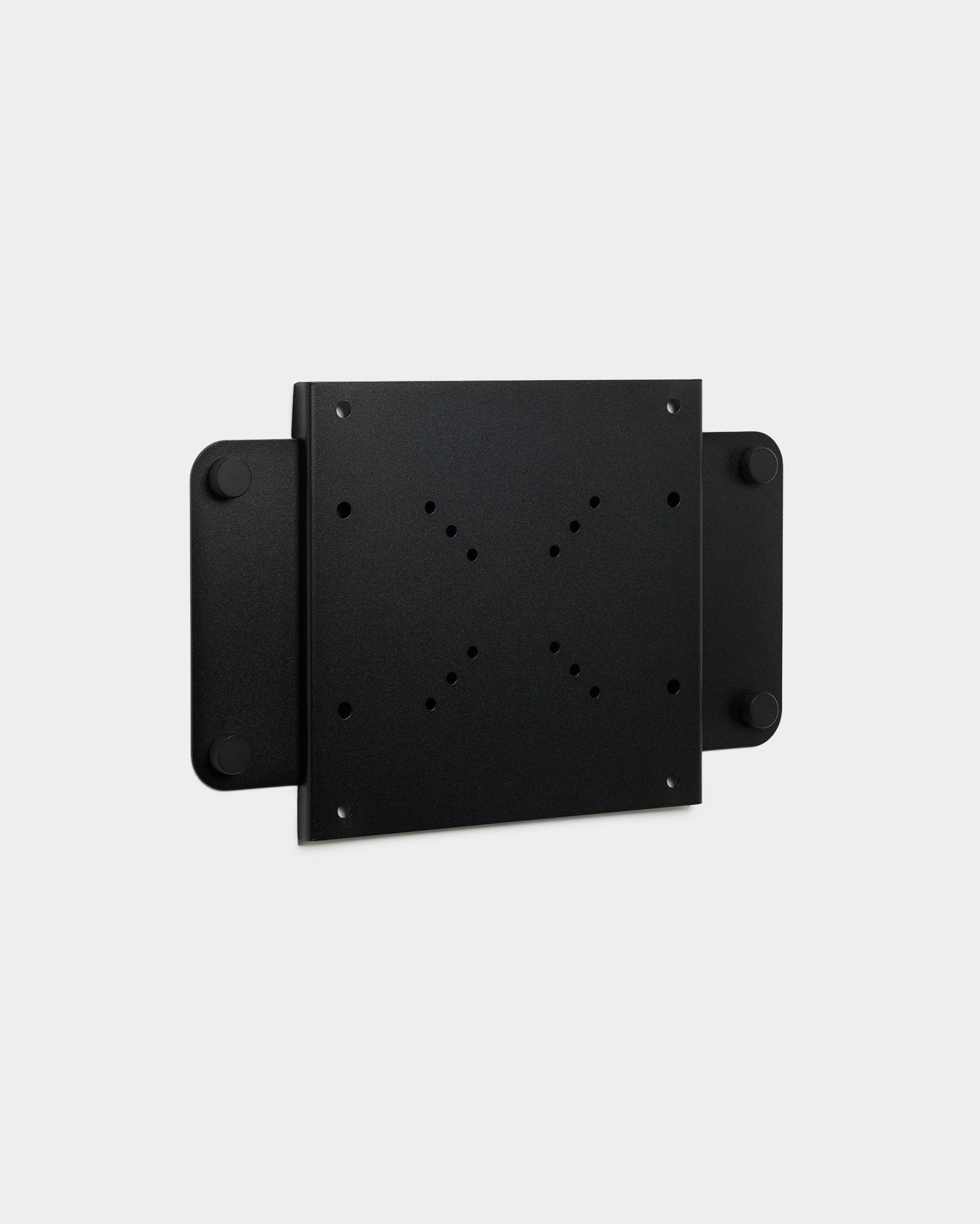 El Fjell | TV Mount (small) de WoodUpp, un soporte metálico black con varios orificios para tornillos y cierre magnético, sobre fondo blanco.