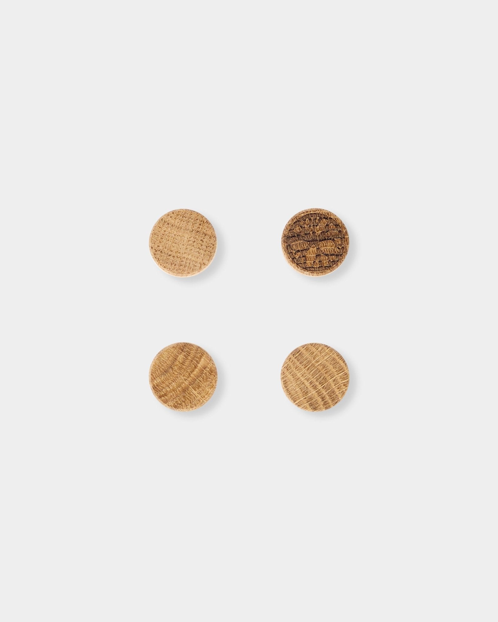 Set de 4 imanes WoodUpp Norr en natural oak, con una veta de madera bien marcada, diseñados como accesorios para usar con el Norr Magnetic Panel acústico.
