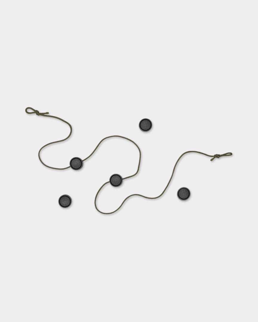 El Vindar | Gallery String de WoodUpp incluye un cable brown con clips magnéticos y cuatro círculos black, sobre un fondo gris claro.
