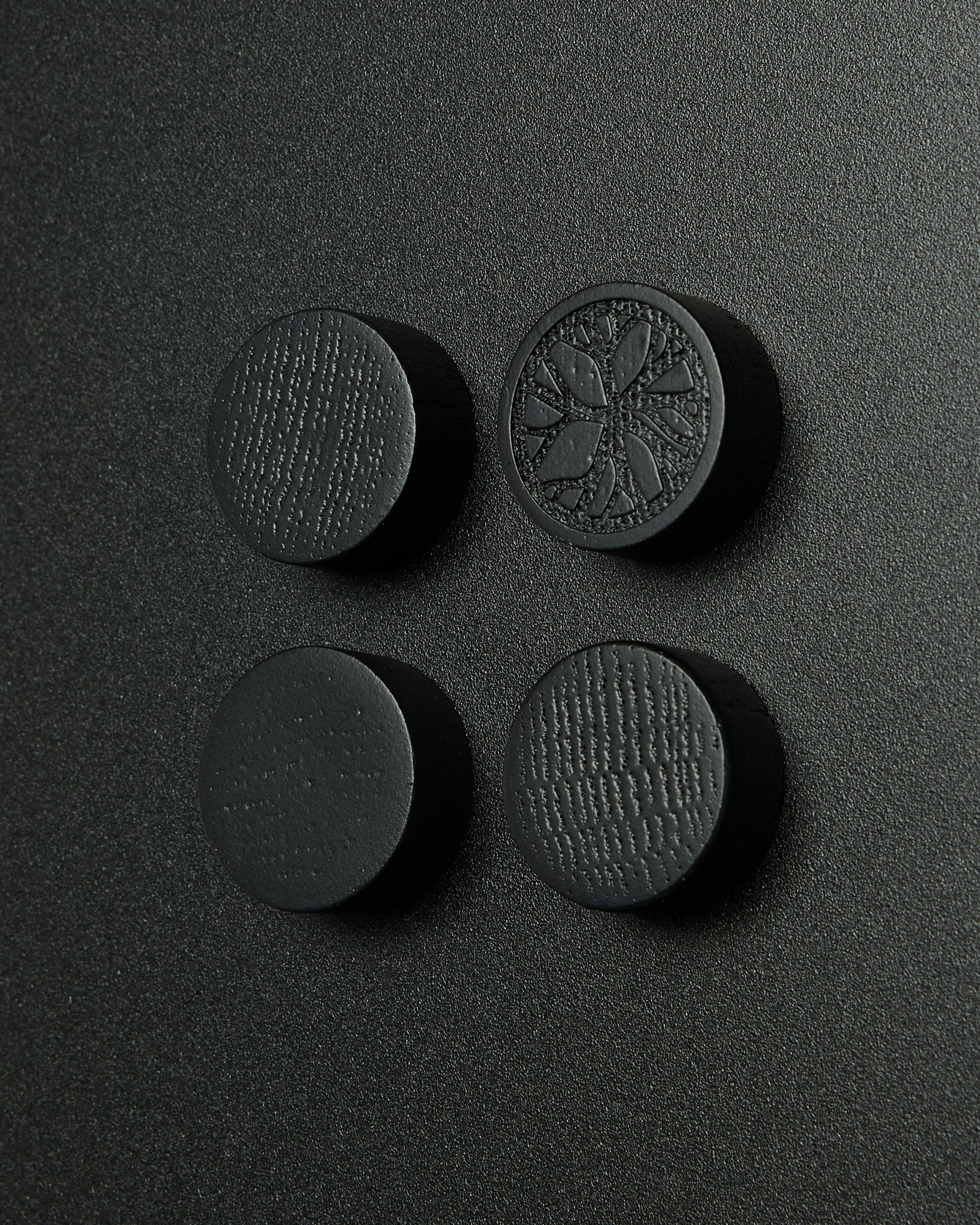 Juego de 4 imanes redondos black oak de WoodUpp, diseñados para el tablero magnético Norr. Acabado mate con una sutil textura de madera. Adecuados como accesorios Akupanel.