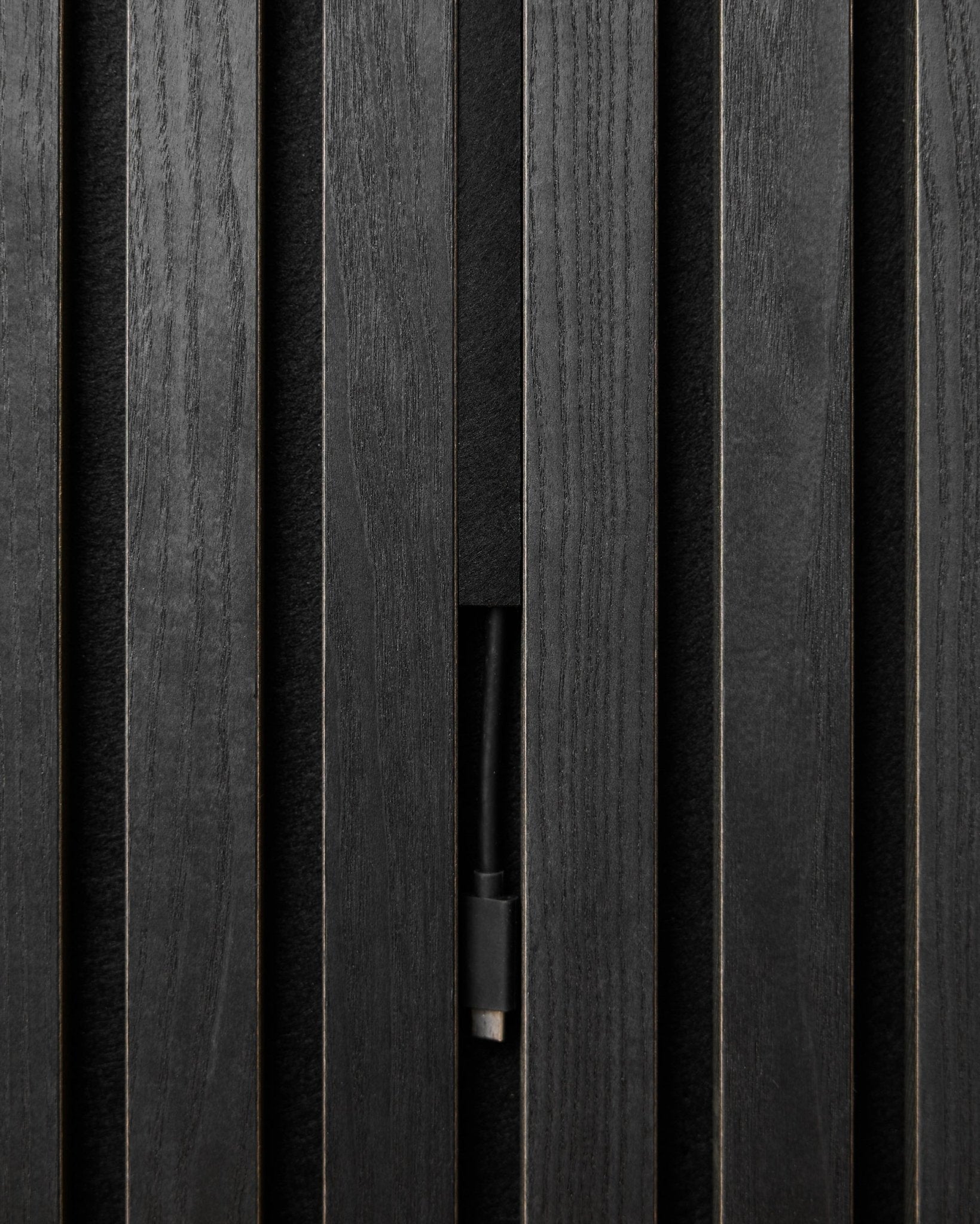 Los Pop-on Cable Covers Black de WoodUpp (3 piezas) ocultan los cables con cuidado detrás de los paneles acústicos de madera Akupanel, manteniendo una estética nórdica limpia y continua.