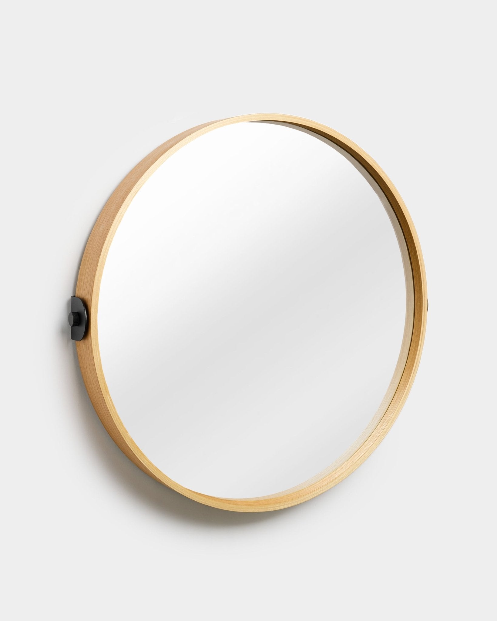 Linn | Mirror / Natural Oak de WoodUpp, un accesorio acústico con marco de contrachapado de roble, sobre un fondo blanco liso y colocado en un ligero ángulo.