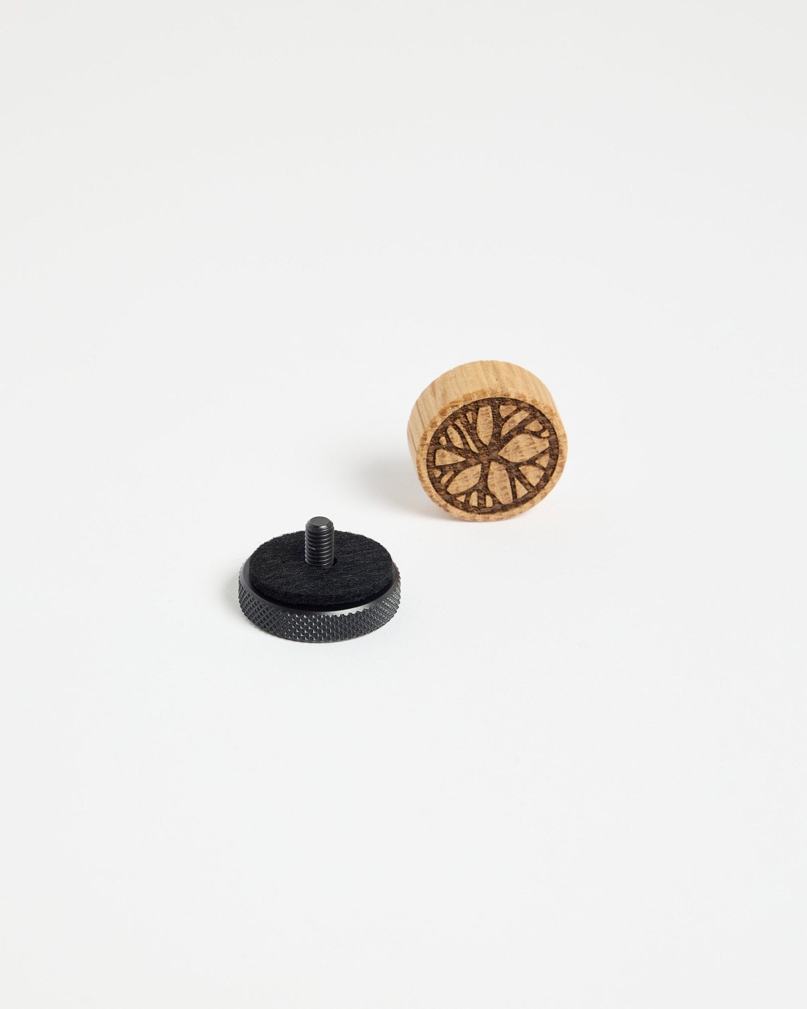 Set de imanes para póster Natural oak Norr de WoodUpp, diseñado para mostrar fotos o papeles en paneles acústicos o paneles de lamas.
