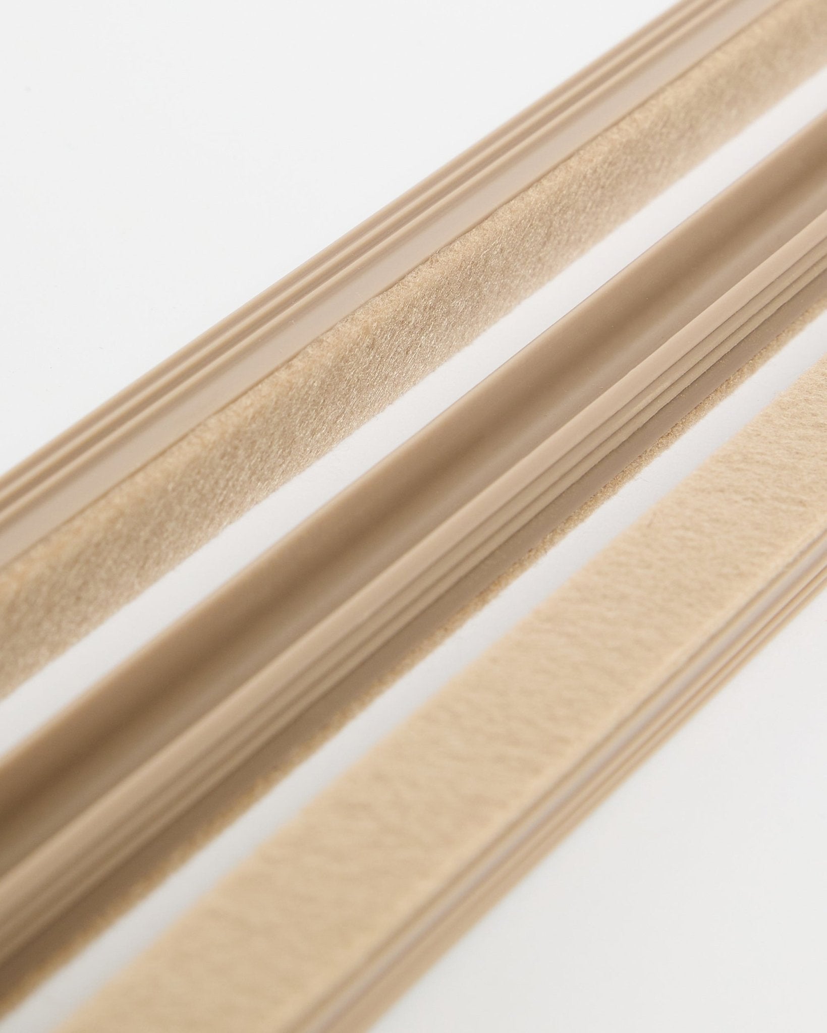 Beige WoodUpp Dupps Pop-on Cable Covers (pack de 3) con textura de fieltro y respaldo adhesivo, mostrados sobre una superficie blanca para organizar cables.