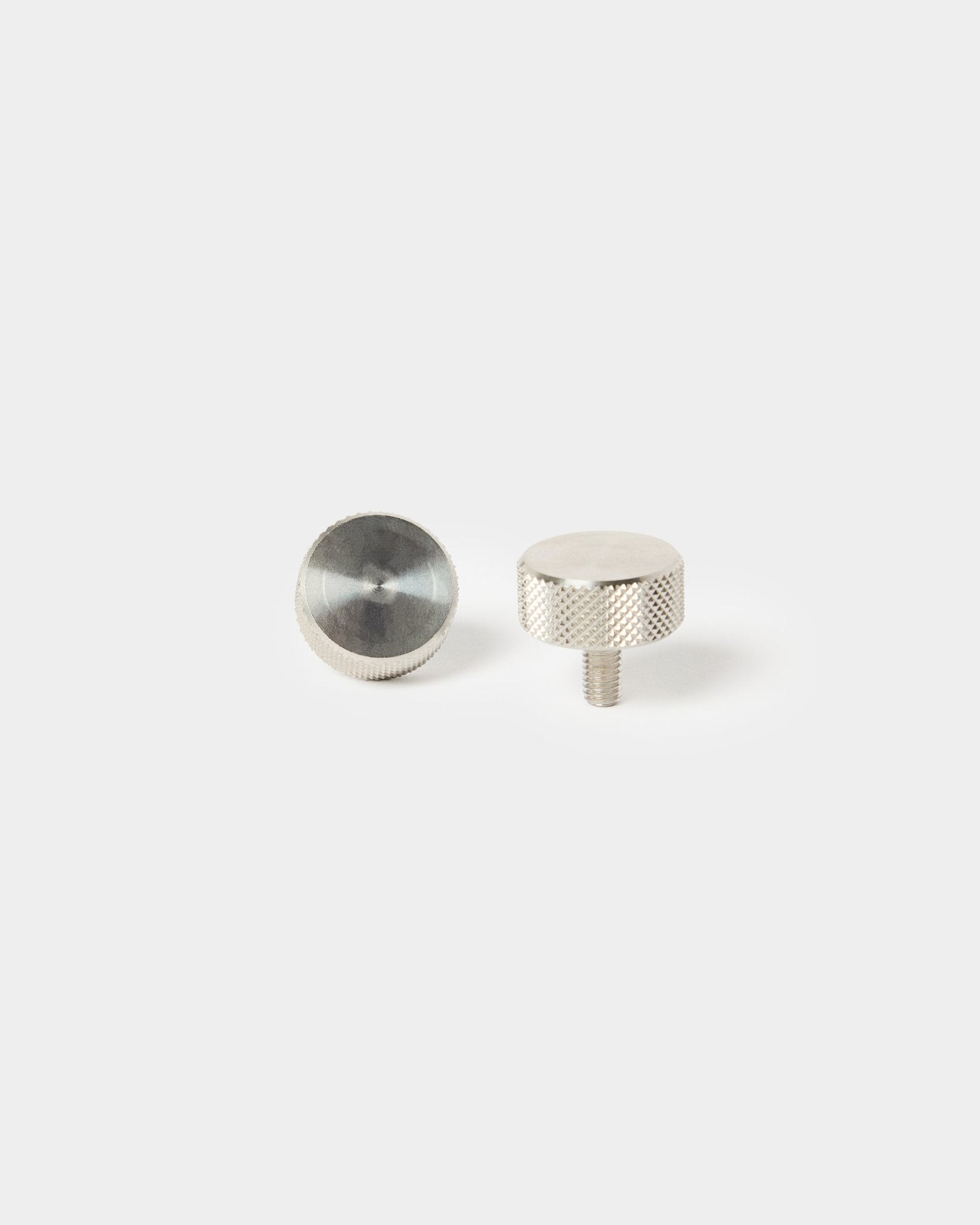 Par de tornillos de apriete manual WoodUpp de acero inoxidable steel (M5x10 mm, 20x8.8) para la instalación de Panel acústico: uno con extremo roscado y otro con parte superior lisa.