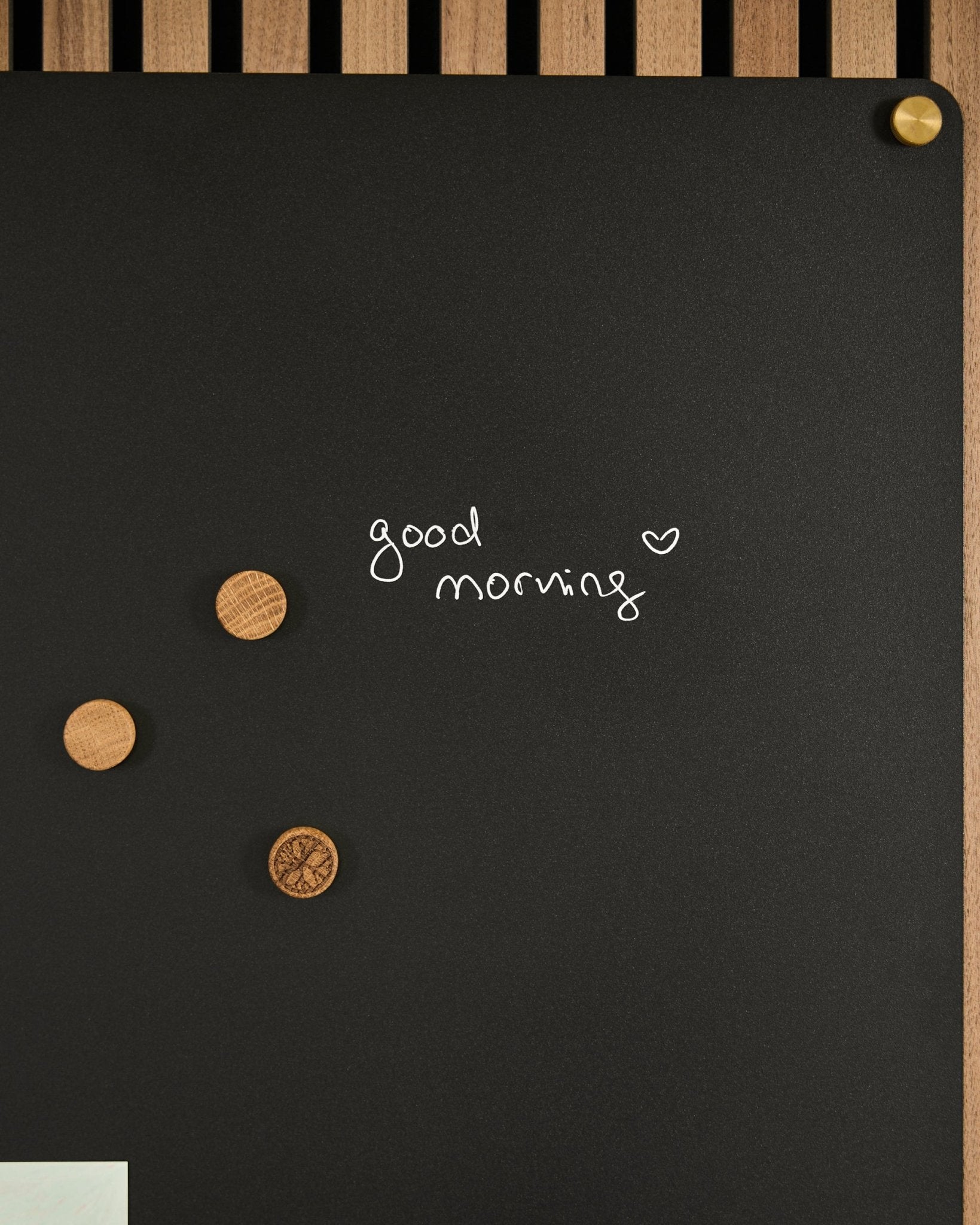 El Norr | Blackboard set de WoodUpp incluye un black Panel acústico con good morning y un corazón, además de 3 imanes de madera. Diseño nórdico minimalista.