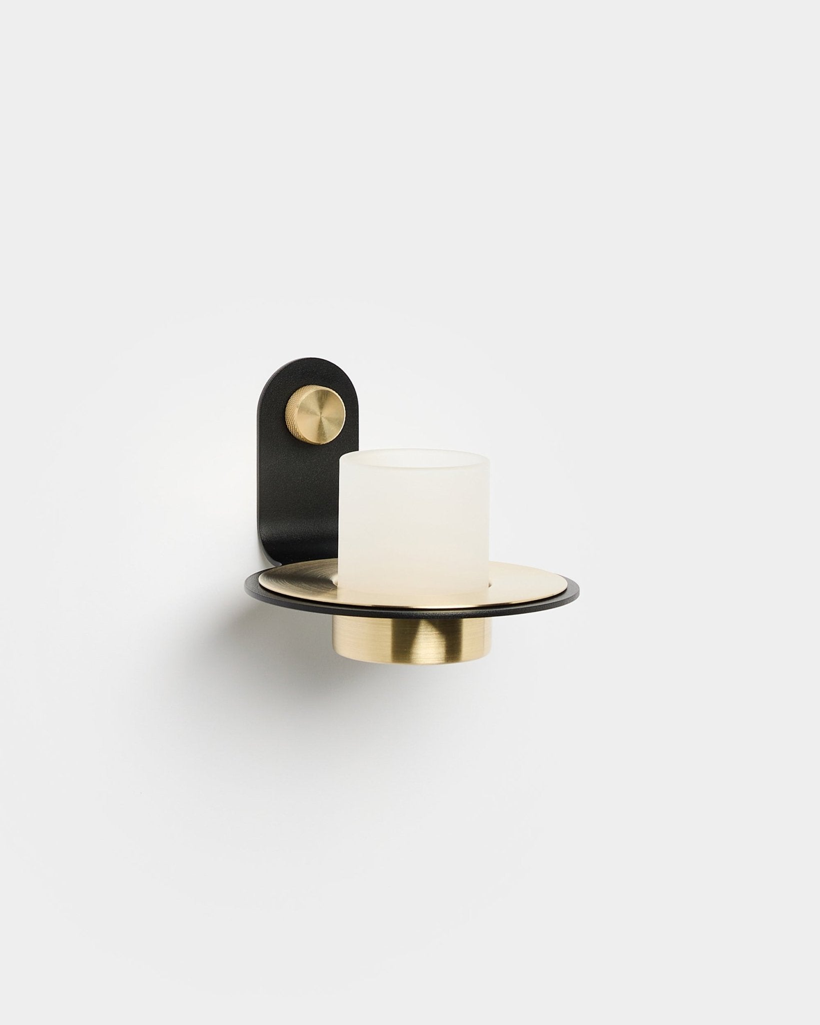 Portavelas Norr de WoodUpp con base en black y brass, y pantalla de vidrio esmerilado, diseñado para complementar velas LED; encaja con el estilo nórdico minimalista.