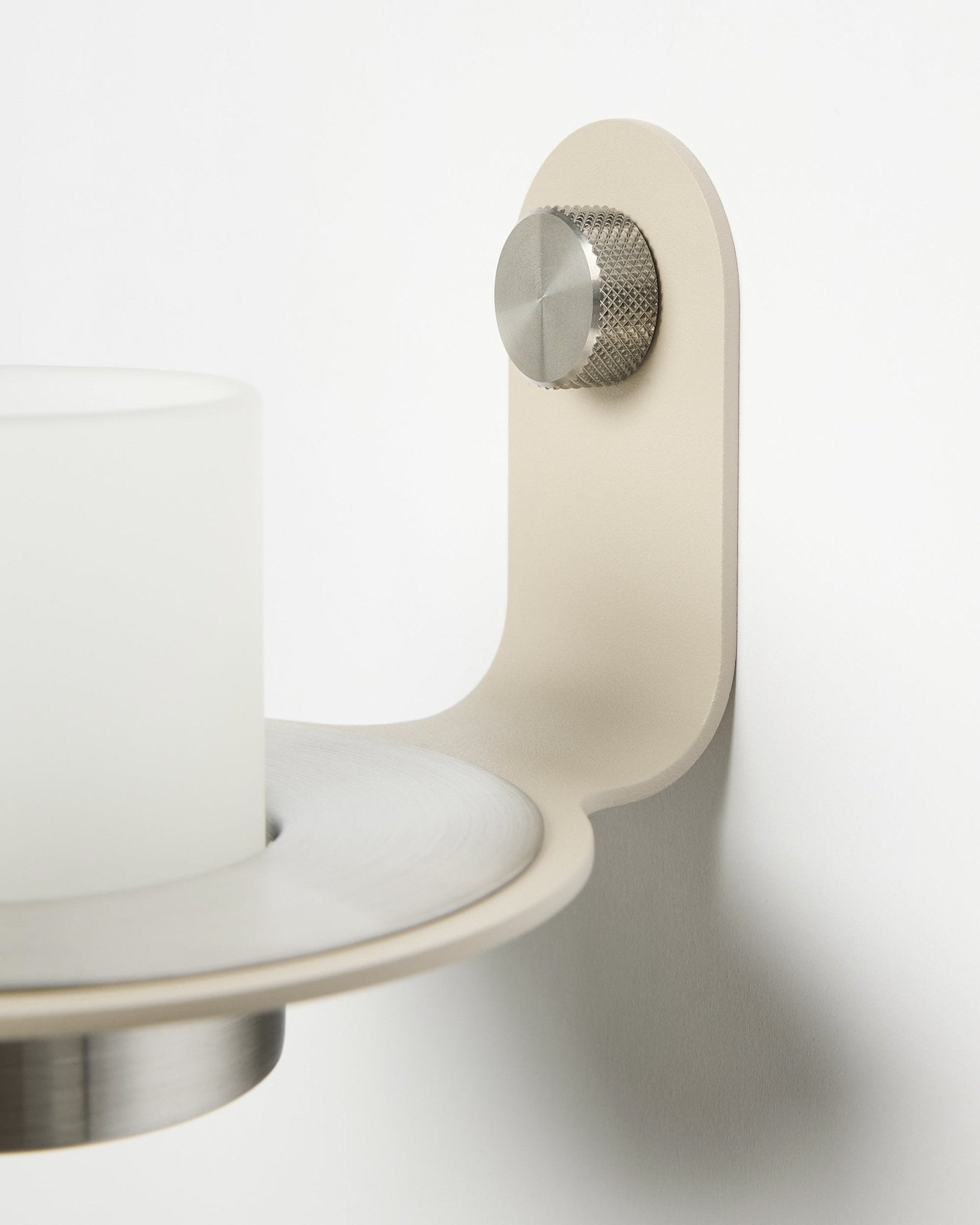Portavelas minimalista Norr en beige y steel inoxidable de WoodUpp, presentado como accesorio para paneles acústicos de listones Akupanel.