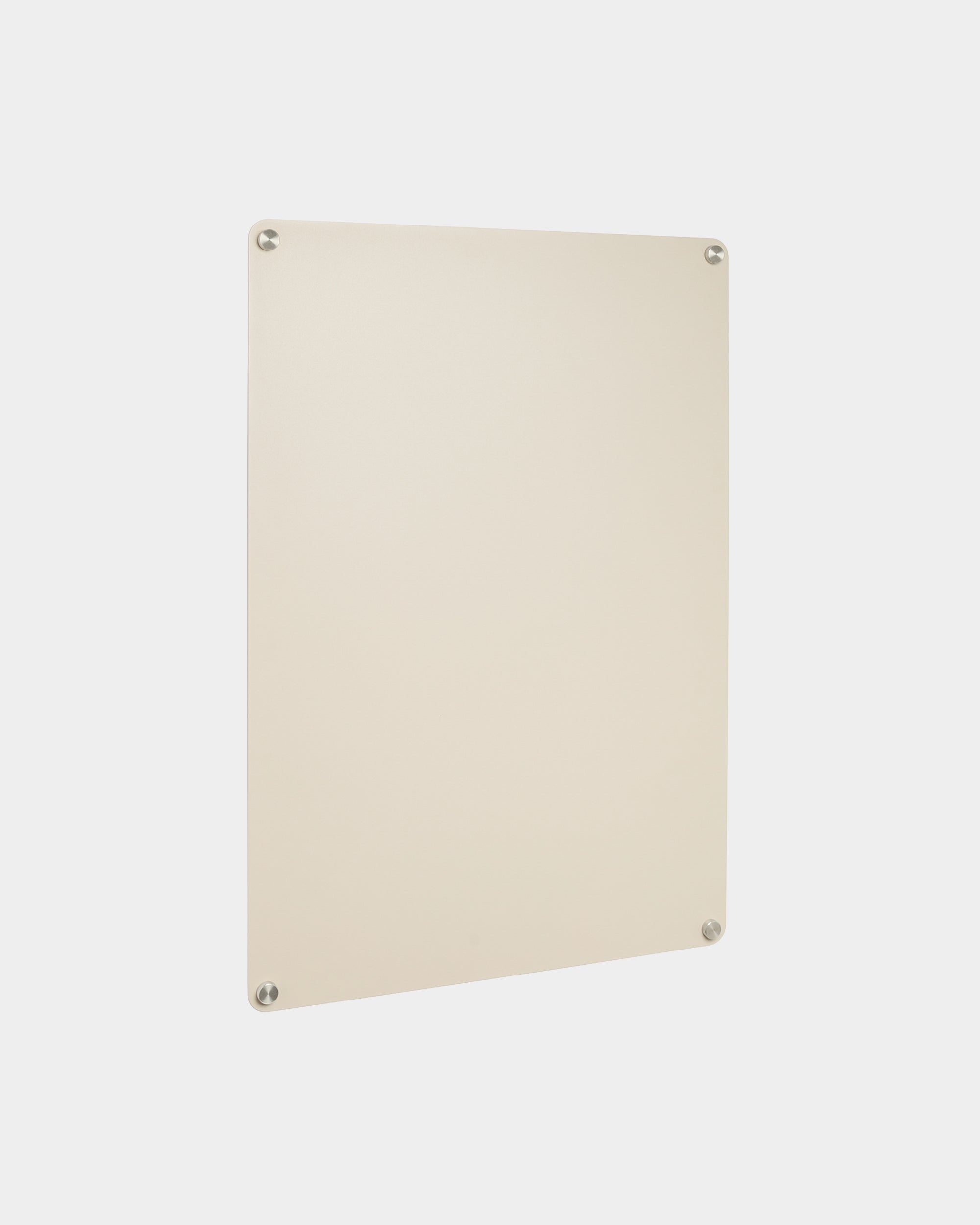 El tablero magnético Norr large beige de WoodUpp, rectangular y con cuatro tornillos visibles en las esquinas, sobre un fondo blanco liso.