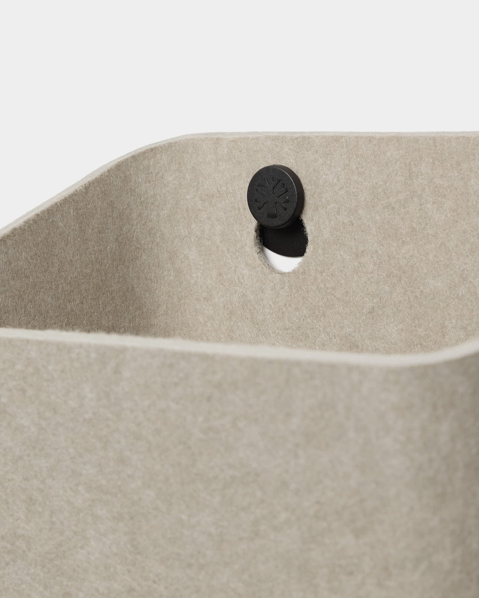 Primer plano de WoodUpp Dupps | Caja de almacenamiento ligera, en la que se aprecian los botones negros y los soportes de nailon junto a un recorte circular. Se vende en paquetes de 10 unidades.