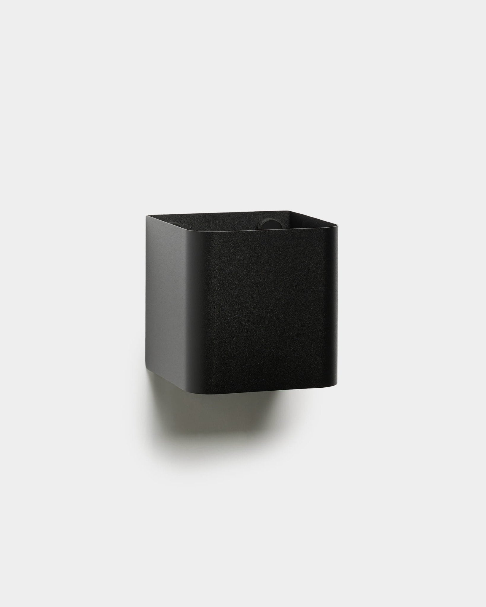 El Norr | Plant Box de WoodUpp es un contenedor de almacenaje mural minimalista, black, de forma cuadrada con bordes redondeados, presentado sobre un fondo blanco liso.