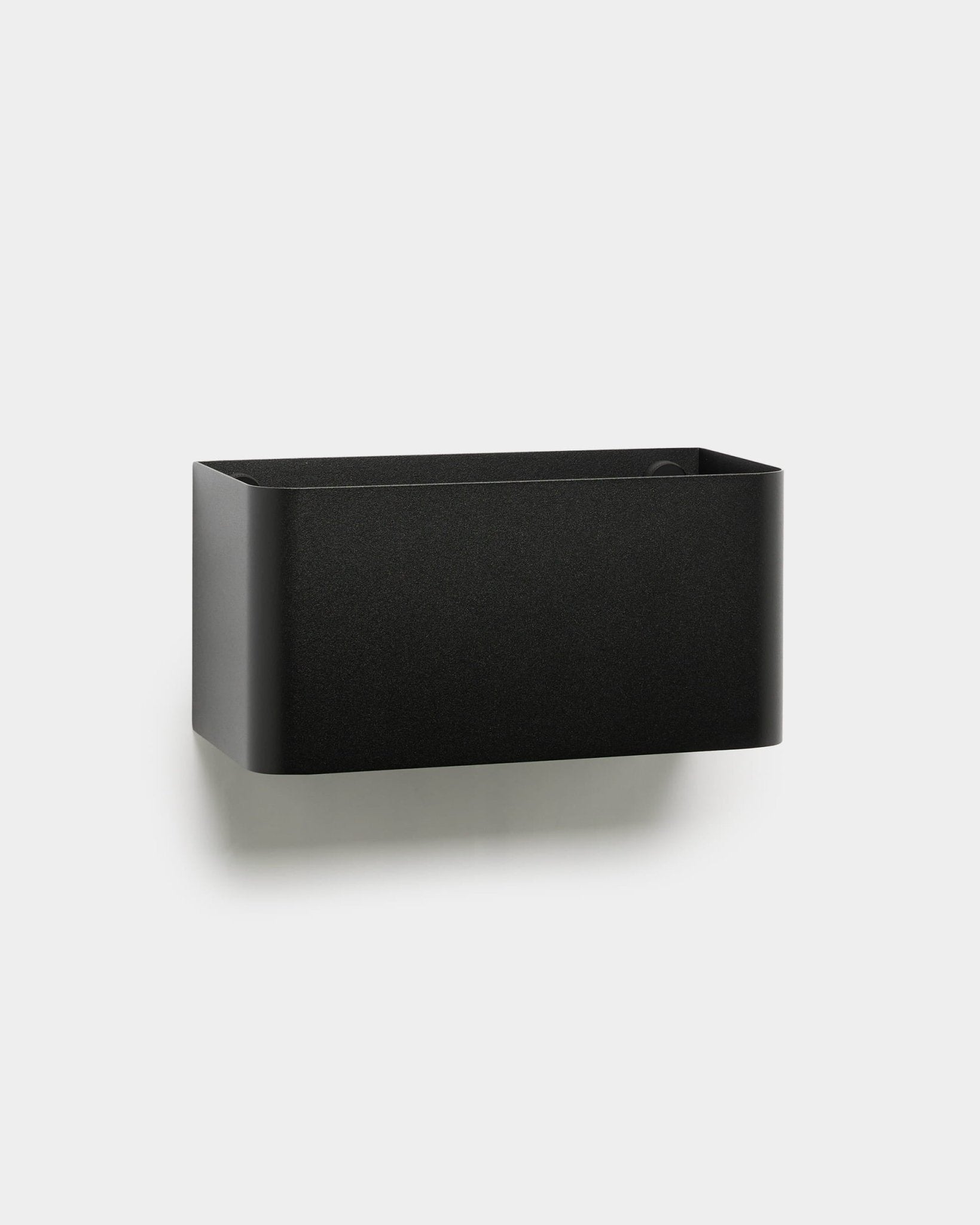 Caja para plantas WoodUpp Norr (23.9 cm, black) con bordes redondeados, diseñada para montarse en un Panel acústico, mostrada sobre un fondo liso gris claro.