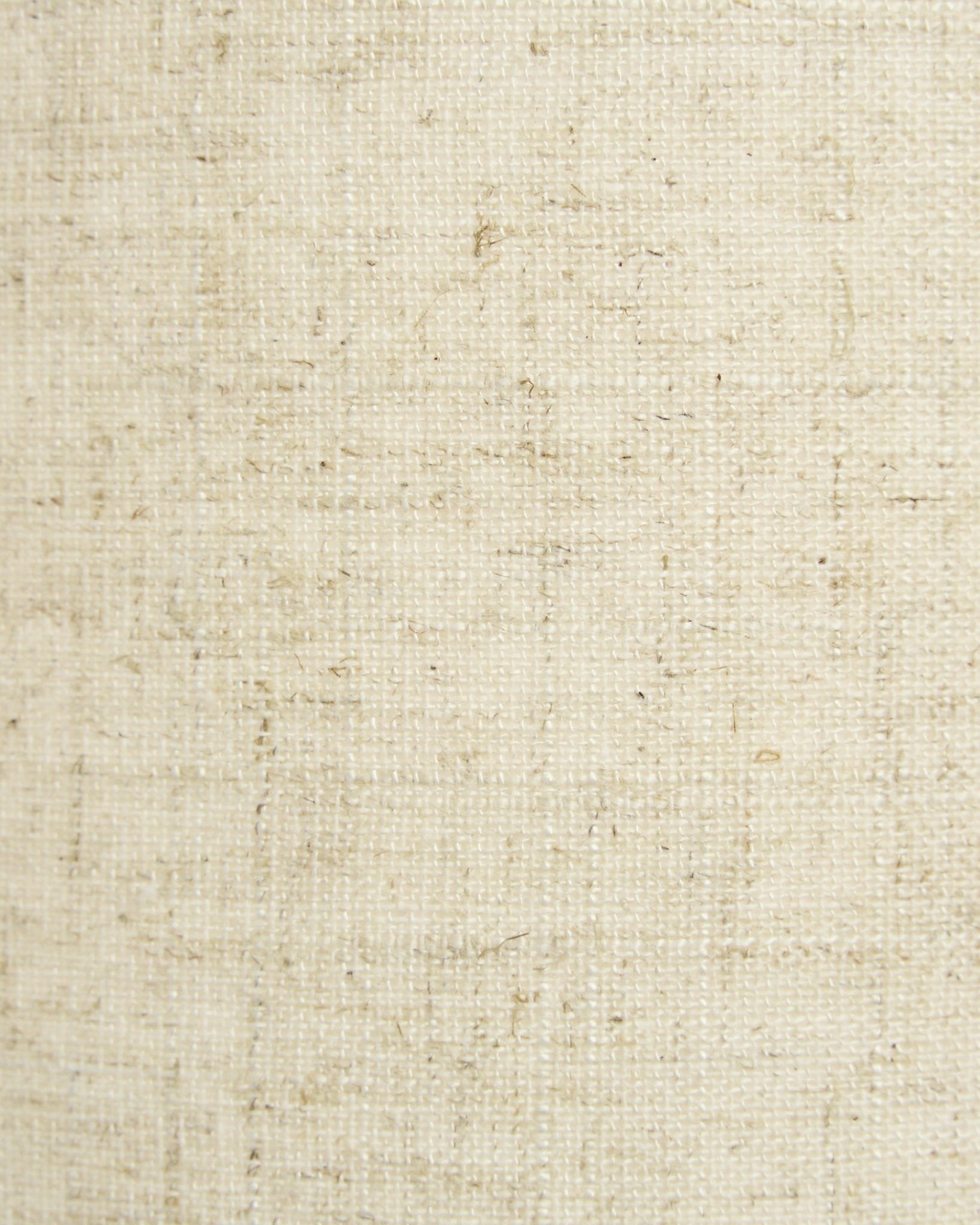 Primer plano de la lámpara de pared Feya de WoodUpp en tonos beige, con pantalla de tela texturizada y aspecto natural de lino y algodón. Diseño nórdico minimalista.
