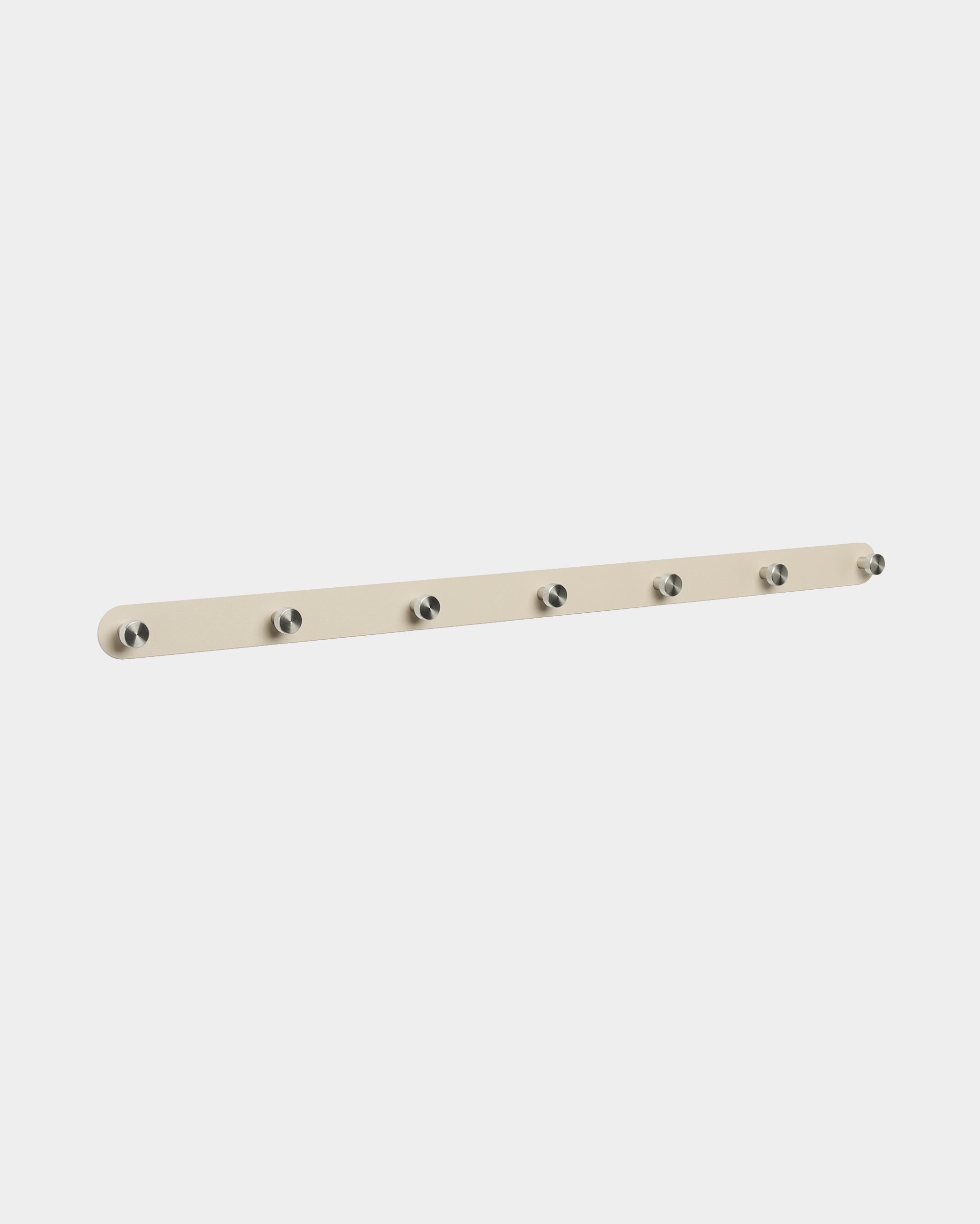 Perchero de pared WoodUpp Norr en beige y acero inoxidable steel con 7 ganchos, diseñado para organizar la pared en entradas; estilo nórdico minimalista.