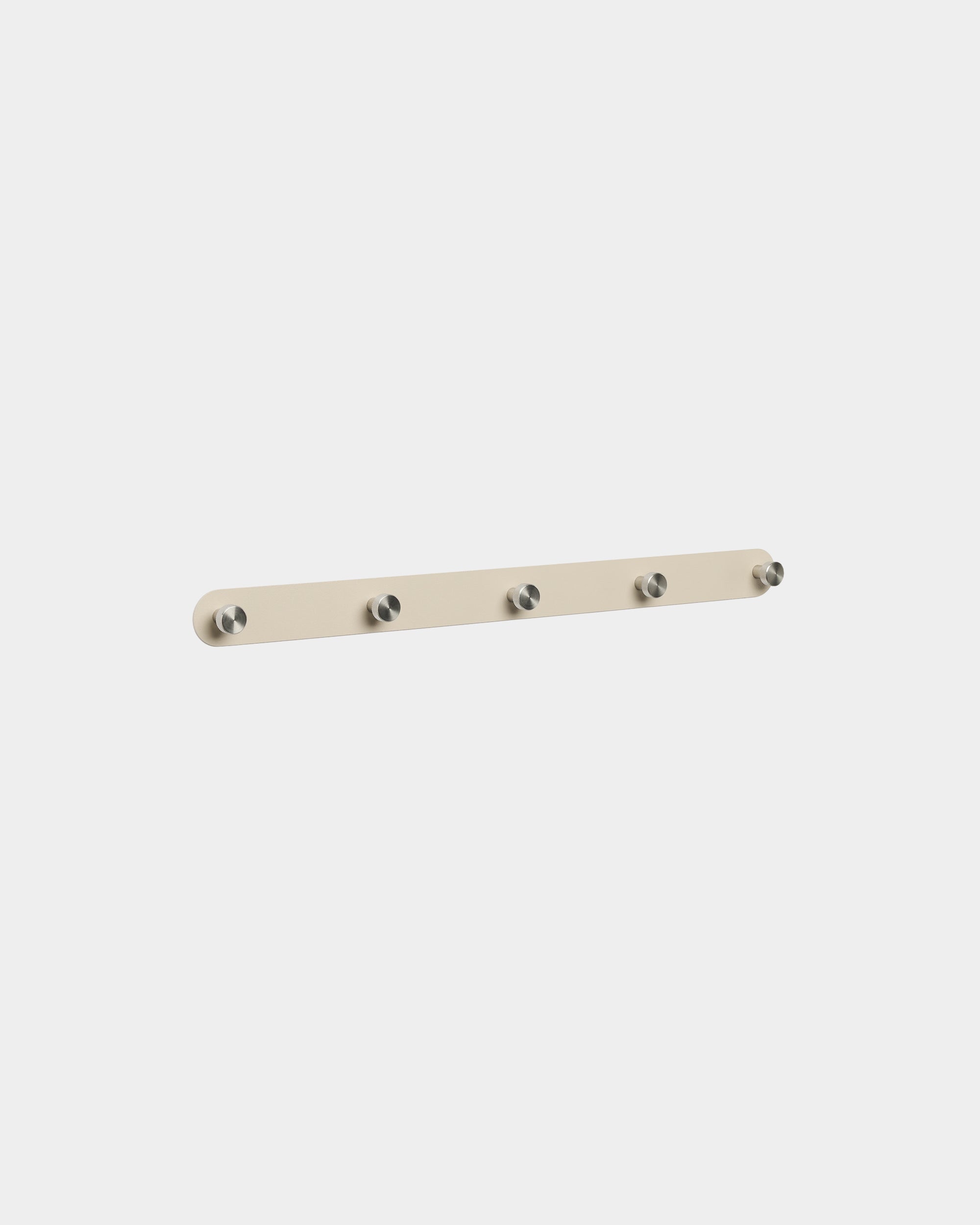 Perchero de pared Norr de WoodUpp con 5 ganchos de beige y acero inoxidable steel, diseñado como accesorio para organizar espacios junto a paneles acústicos de madera de estilo nórdico.