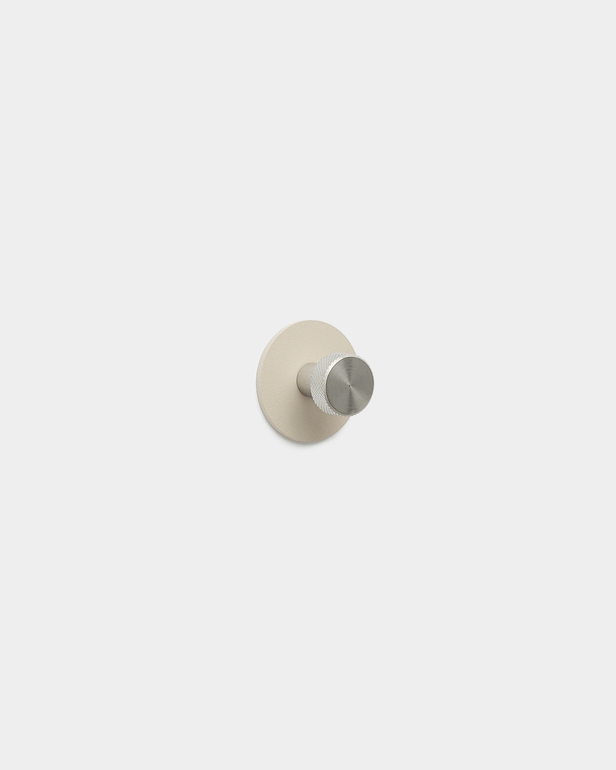 Perchero WoodUpp Norr en beige y steel inoxidable, con una clavija minimalista y base redonda, fabricado en steel con recubrimiento en polvo, como parte de los accesorios de WoodUpp.