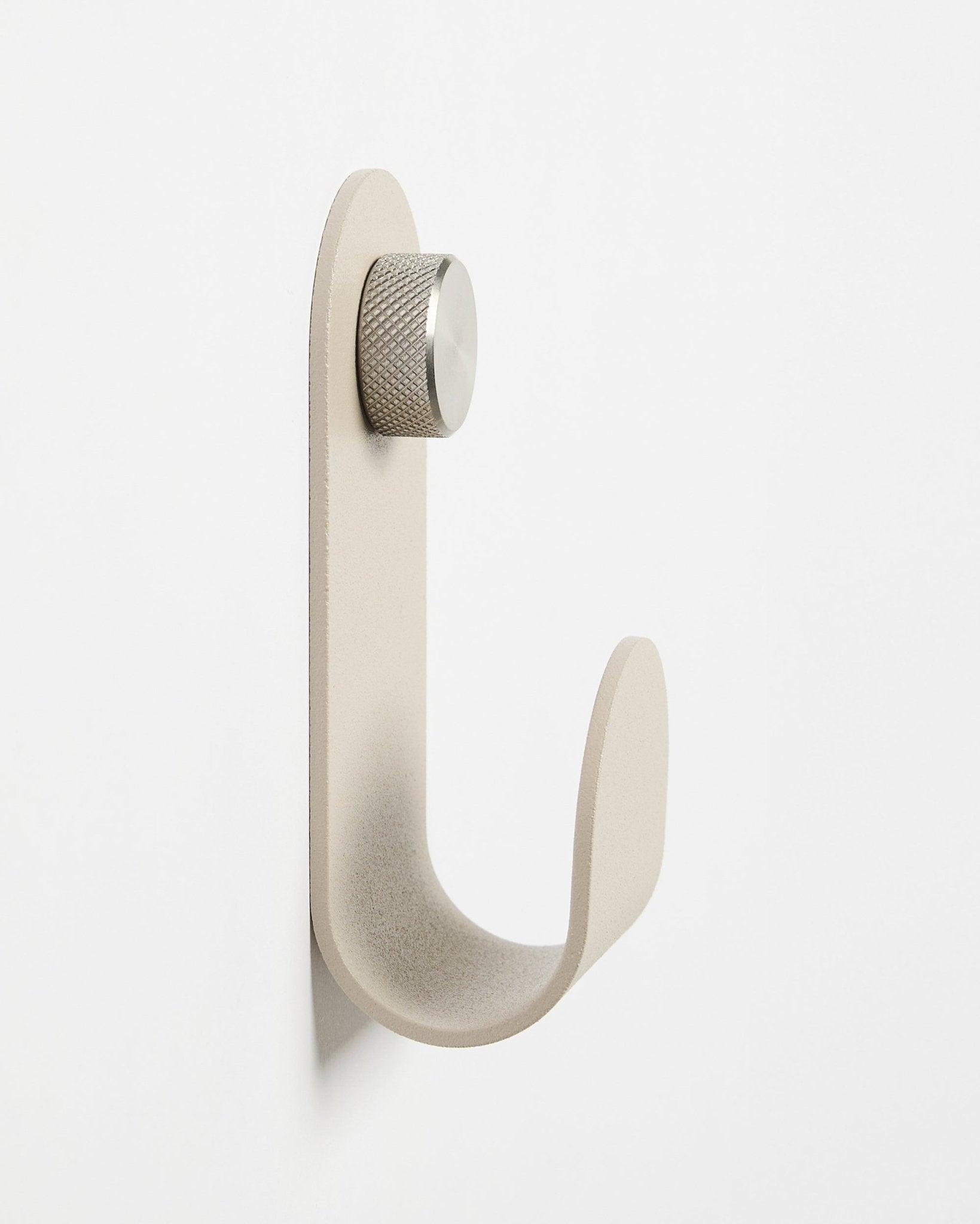 El Norr | Single Hanger en Beige de WoodUpp, un accesorio minimalista de pared con pomo plateado, diseñado para complementar los paneles acústicos de madera Akupanel.