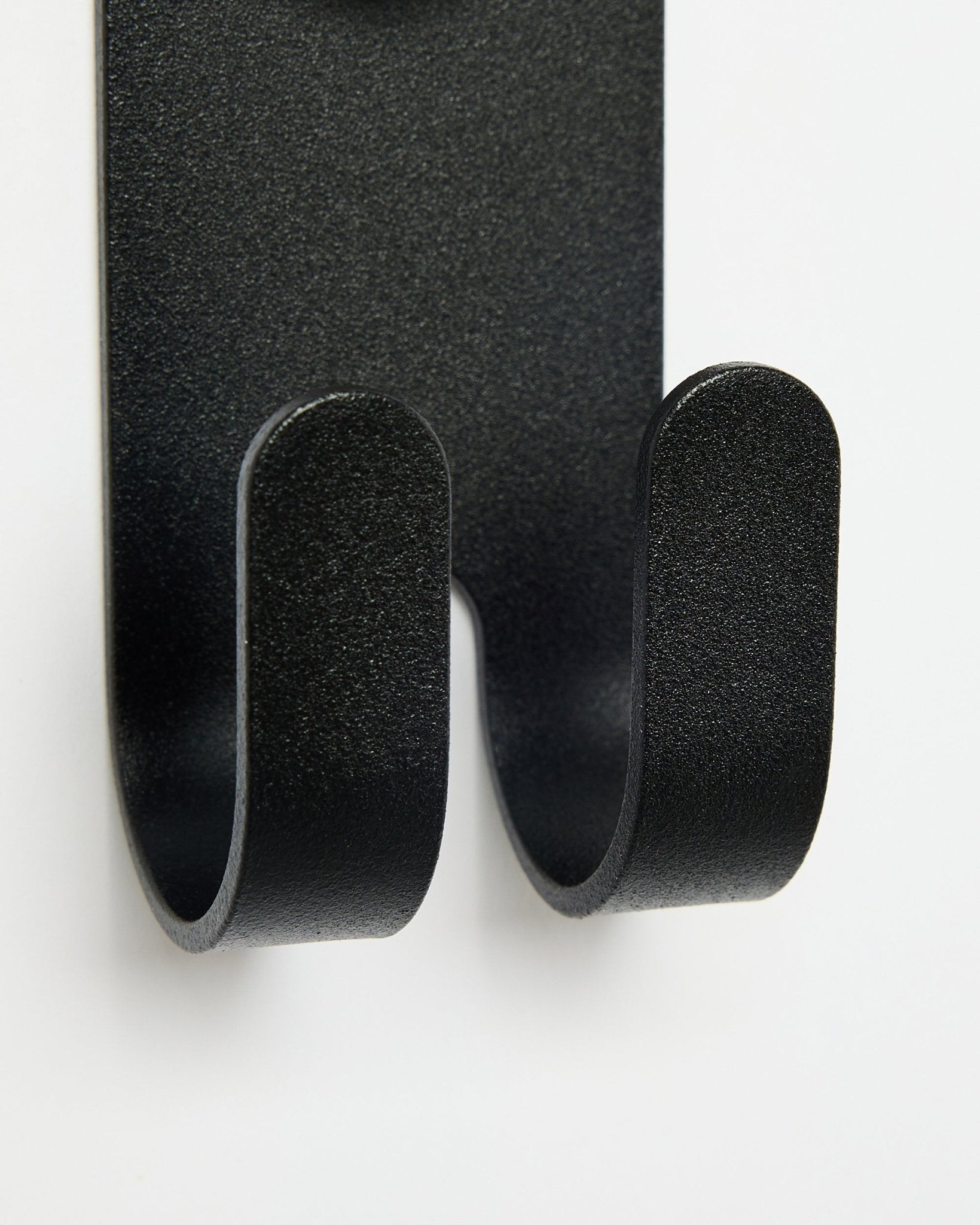 Primer plano del Norr Double Hanger en black de WoodUpp, con ganchos dobles diseñados para accesorios Akupanel, sobre un fondo blanco.