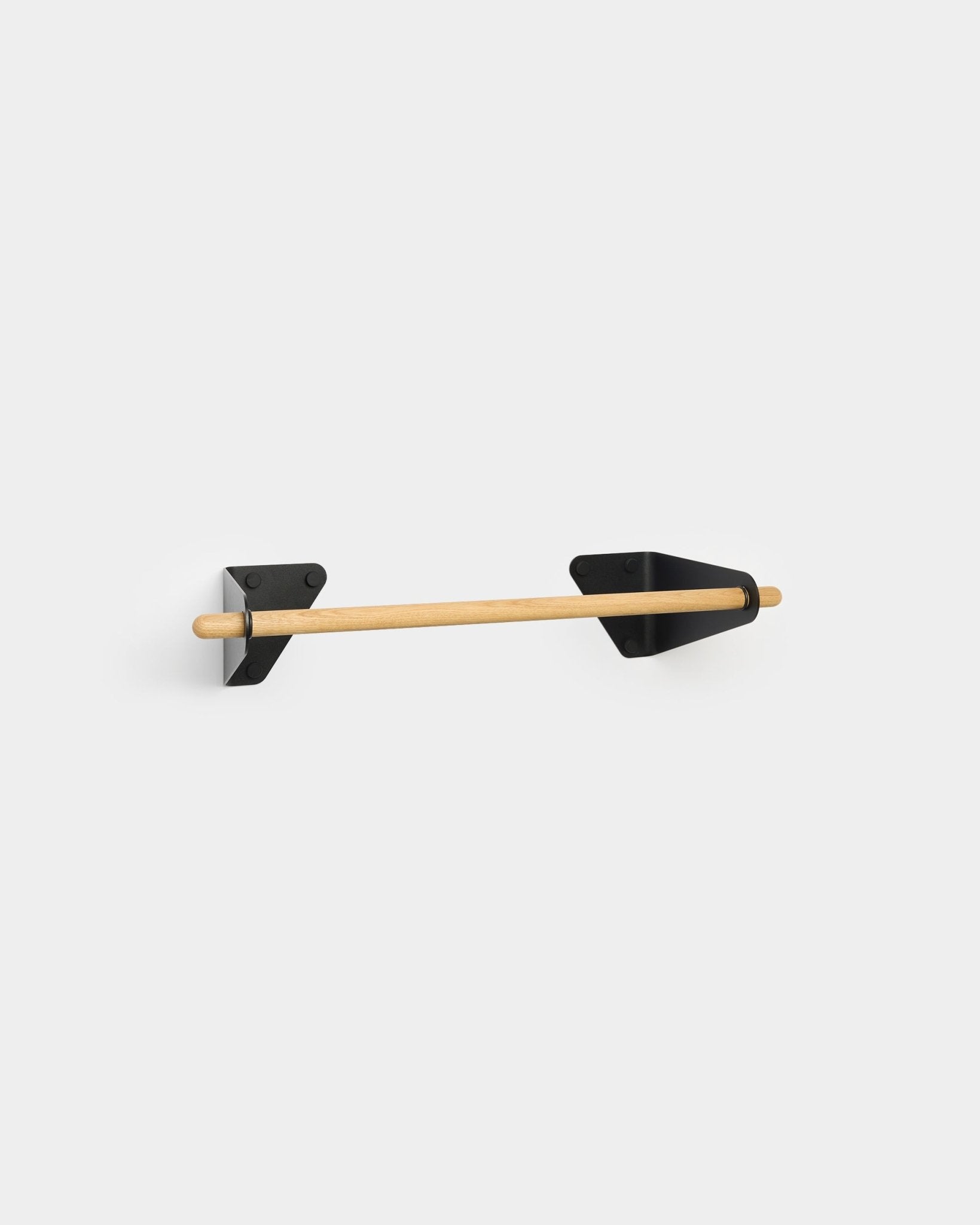 Portarrollos de papel higiénico WoodUpp con una barra de madera minimalista y soportes triangulares black, diseñado para combinar con el perchero Linn para accesorios Akupanel.