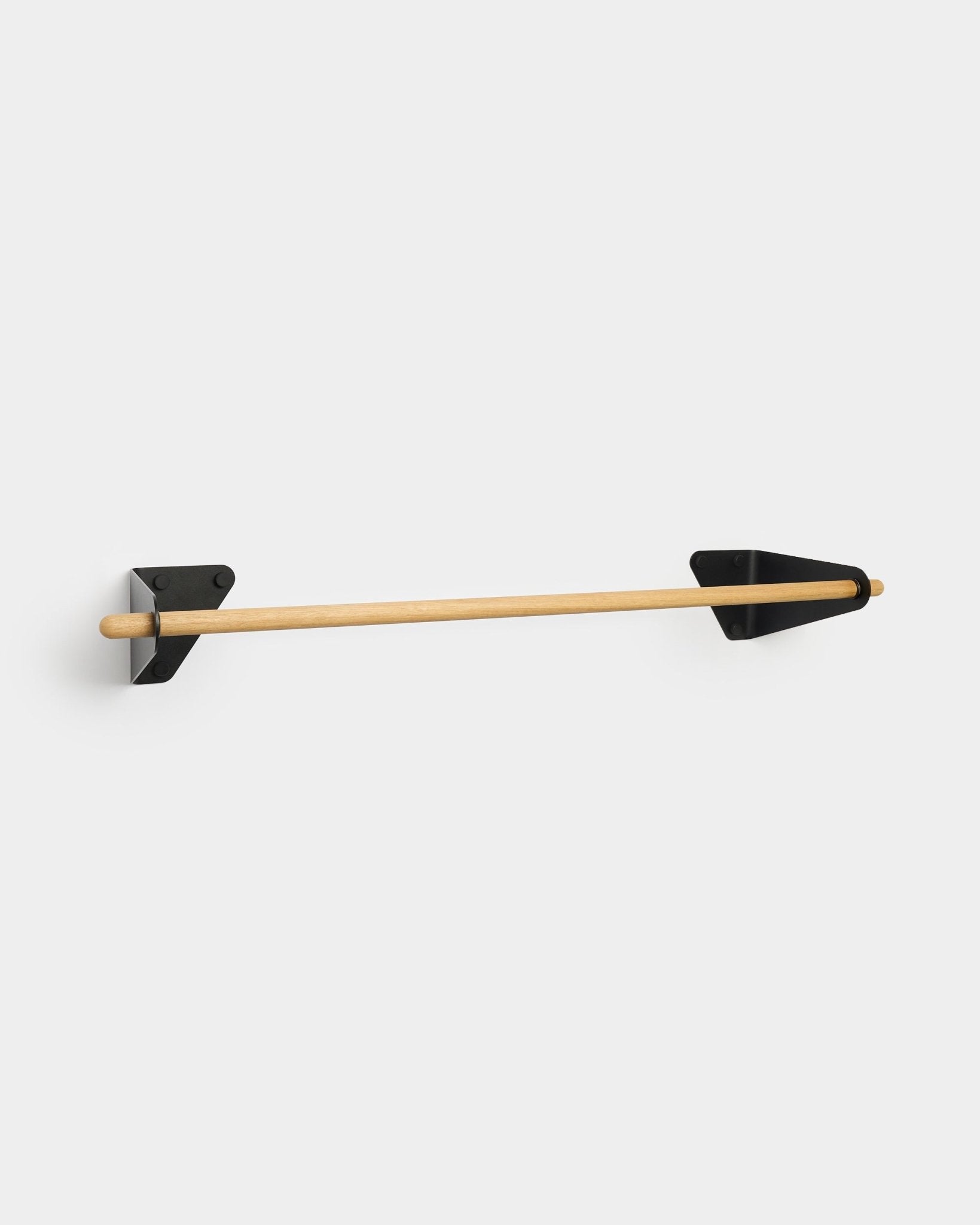Perchero mural minimalista de roble de 115,9 cm con soportes metálicos black de WoodUpp, presentado sobre fondo blanco.