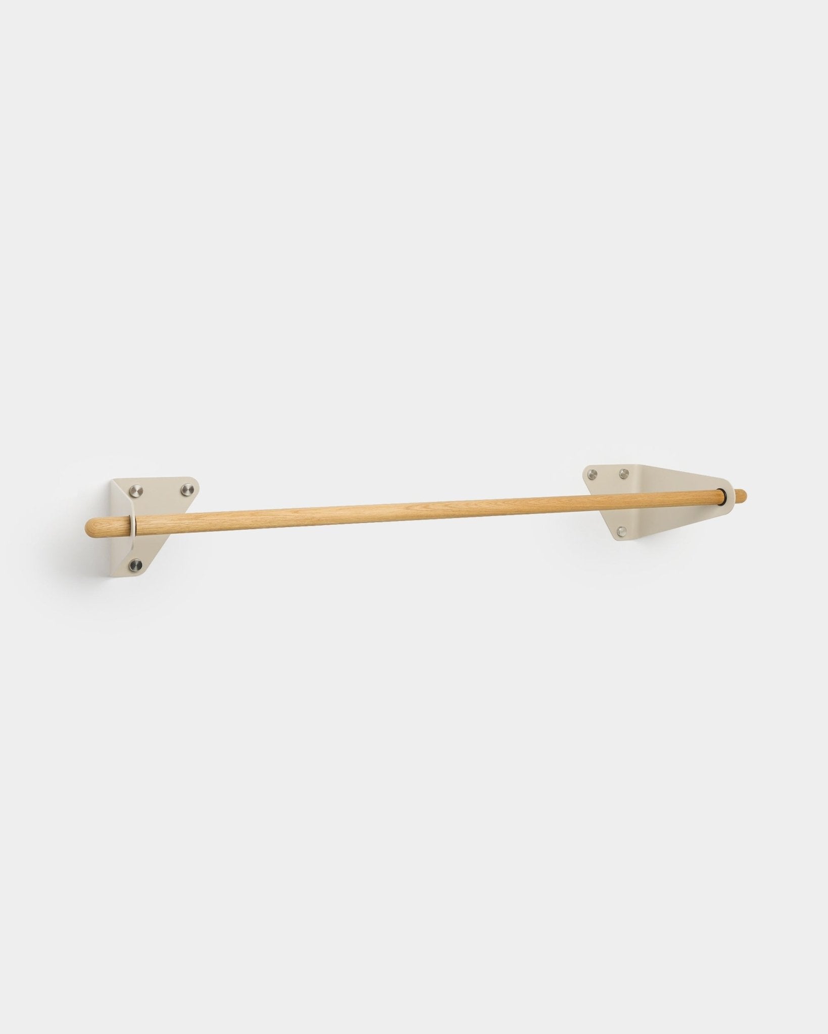 Perchero minimalista WoodUpp Linn en beige, 115,9 cm, con barra de roble macizo y soportes metálicos blancos, presentado sobre un fondo liso.