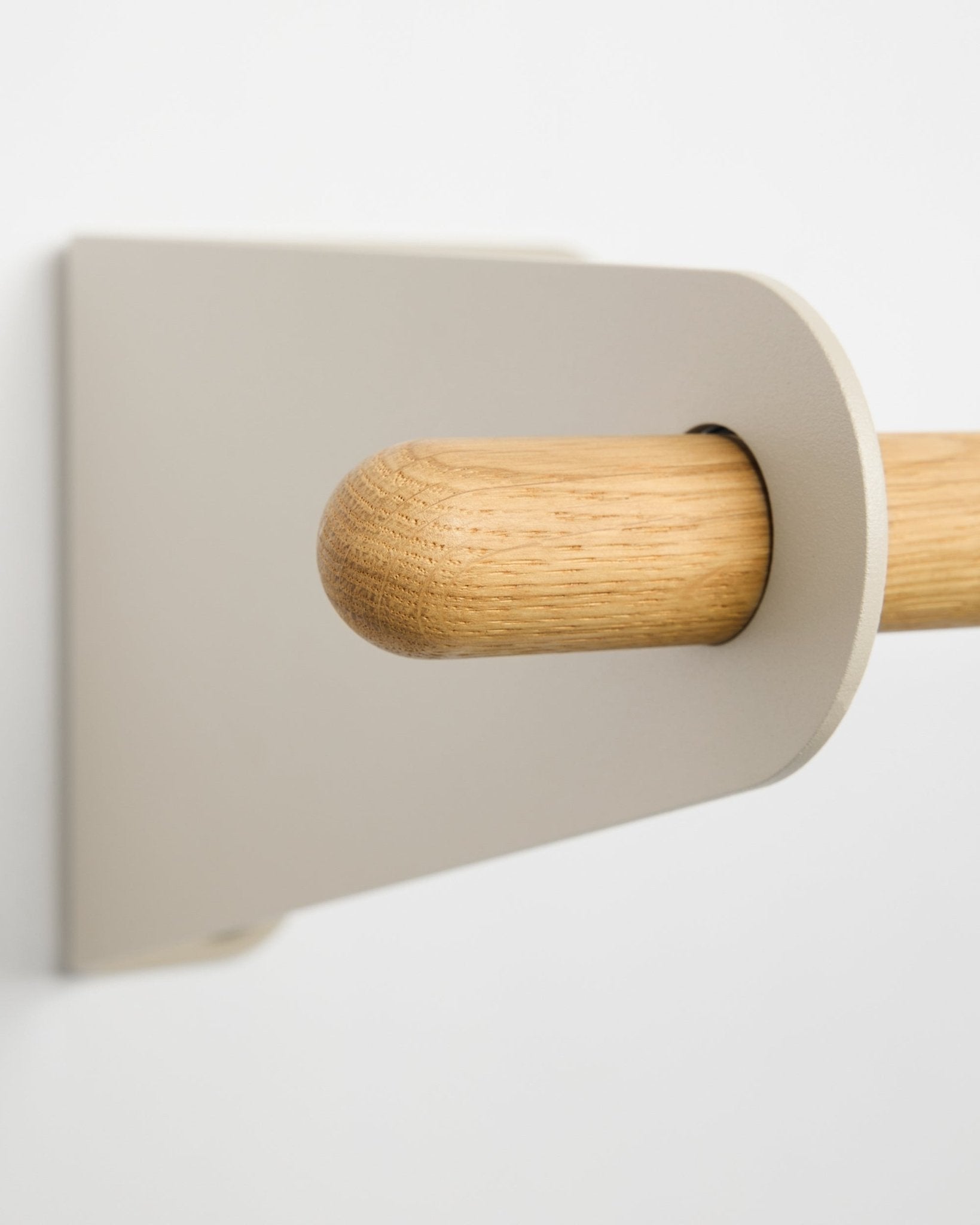 Primer plano del perchero WoodUpp Linn en beige, 115,9 cm, con un soporte metálico en beige claro montado sobre una pared blanca. Un accesorio de diseño nórdico minimalista.