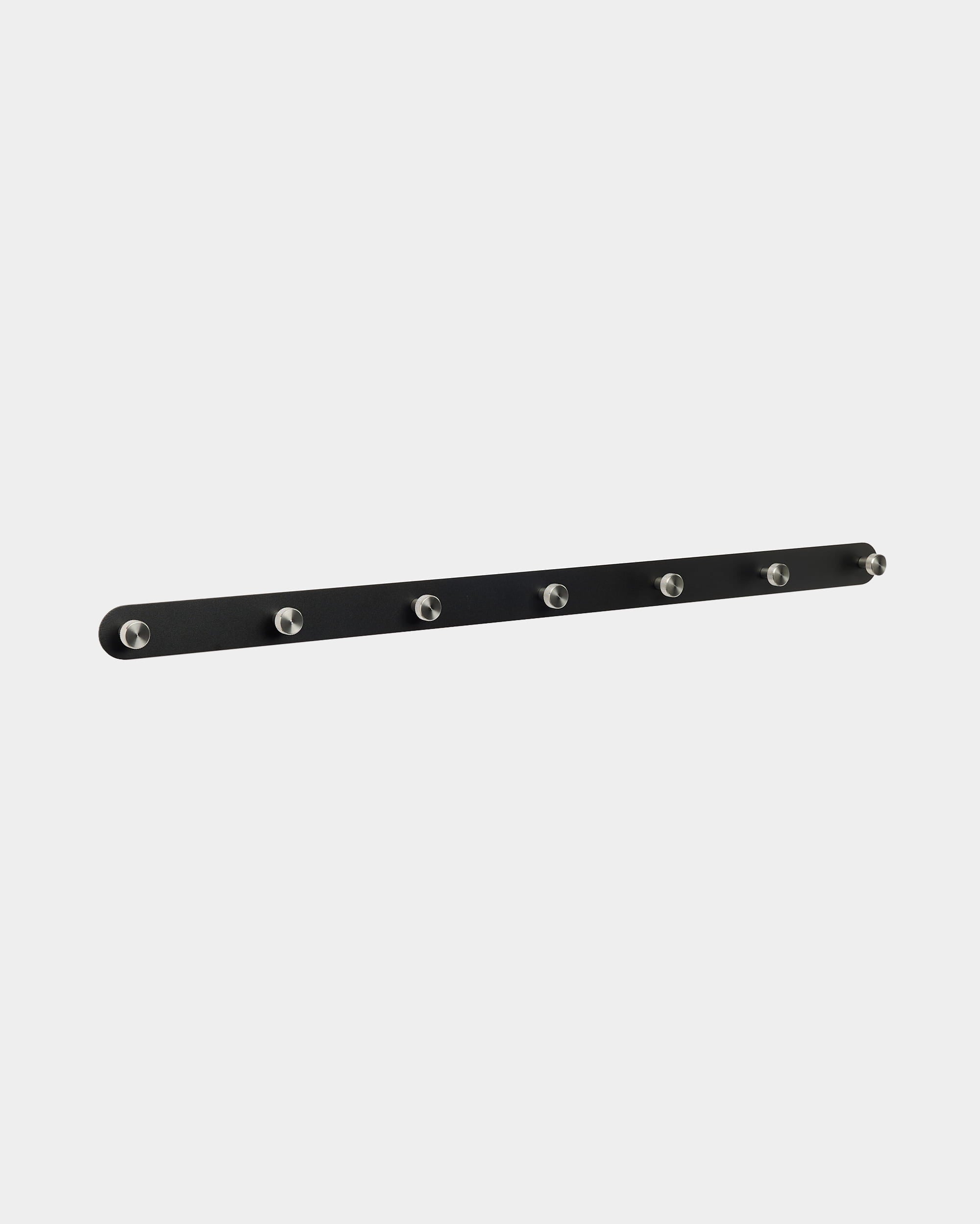 El perchero de pared WoodUpp Norr presenta un diseño nórdico en black con 7 ganchos plateados, pensado para complementar los paneles acústicos Akupanel en entradas o pasillos.