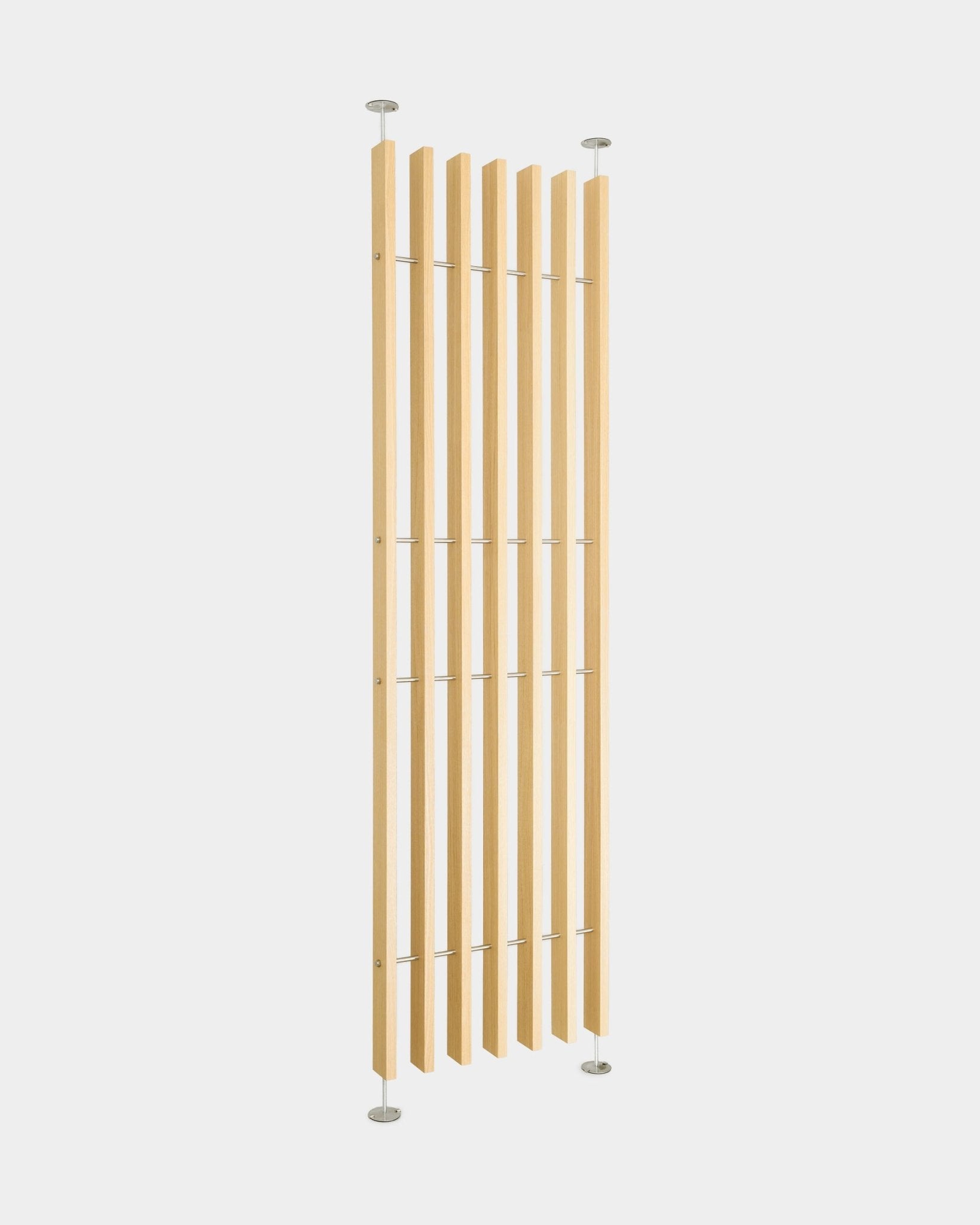 El separador de ambientes WoodUpp EMBRACE BM1, de 236-252 cm, cuenta con lamas vertical natural oak con varillas metálicas y bases redondas; se instala del suelo al techo sin necesidad de taladrar.