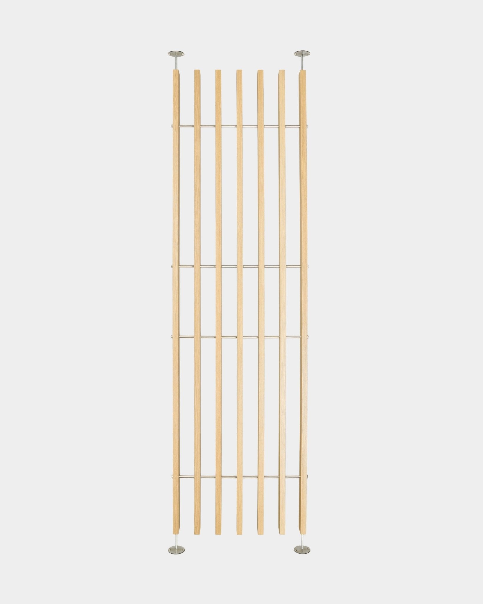 Separador de ambientes Embrace BM1 de WoodUpp, lamas de roble de estilo nórdico del suelo al techo con soportes metálicos, altura ajustable de 236–252 cm e instalación sin herramientas.