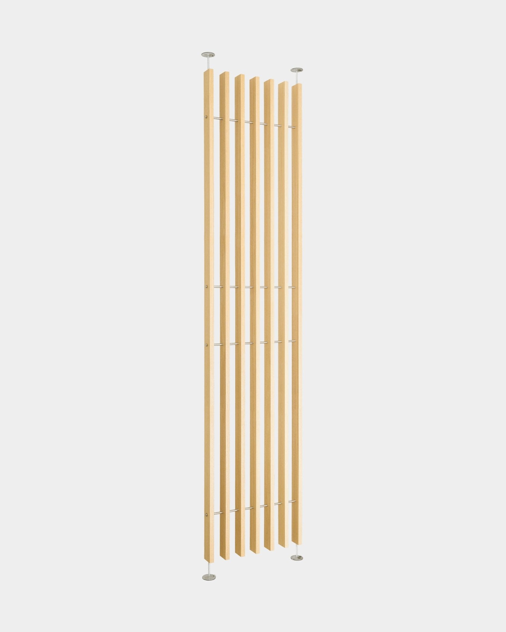 Separador de ambientes EMBRACE BM1 de WoodUpp (286–302 cm), con lamas altas de chapa de roble y varillas metálicas finas para una instalación sencilla, sin taladros; diseño nórdico minimalista.