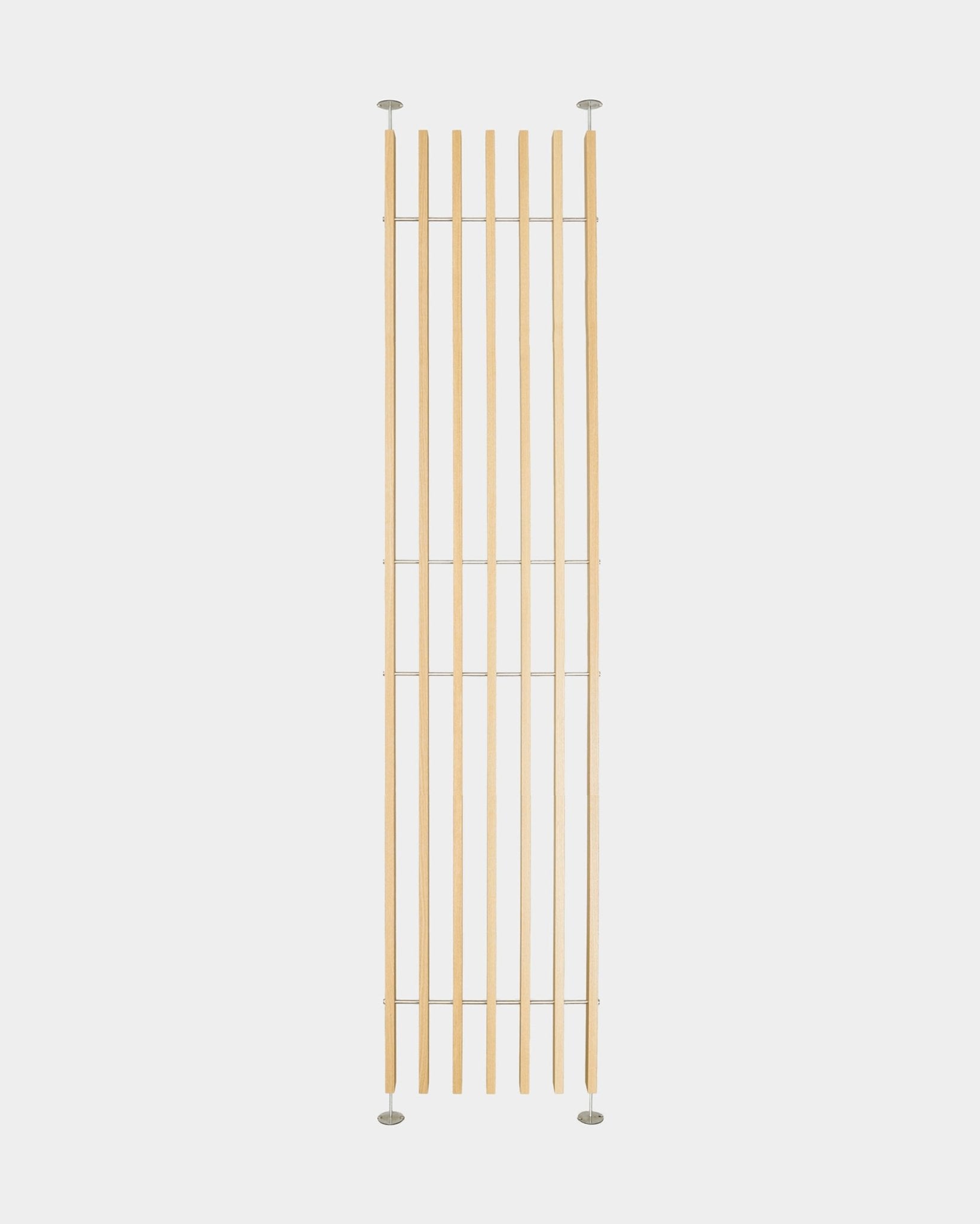 El separador de ambientes Embrace BM1 de WoodUpp, ajustable entre 286 y 302 cm, cuenta con lamas de chapa de roble de estilo nórdico, soportes metálicos e instalación sin herramientas ni taladros.